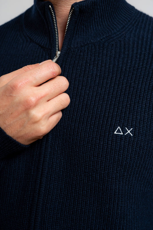 dettaglio della chiusura con zip e del logo sun68 ricamato sul petto del maglione blu a costa inglese in lana e cashmere