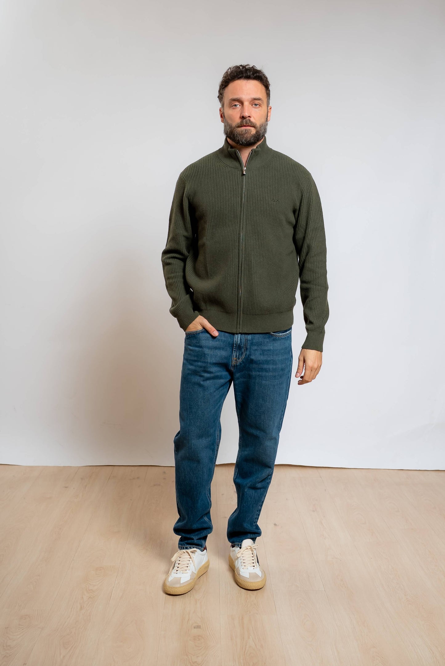 cardigan da uomo di sun68 verde a coste in lana merino e cashmere abbinato ad un jeans blu e sneakers