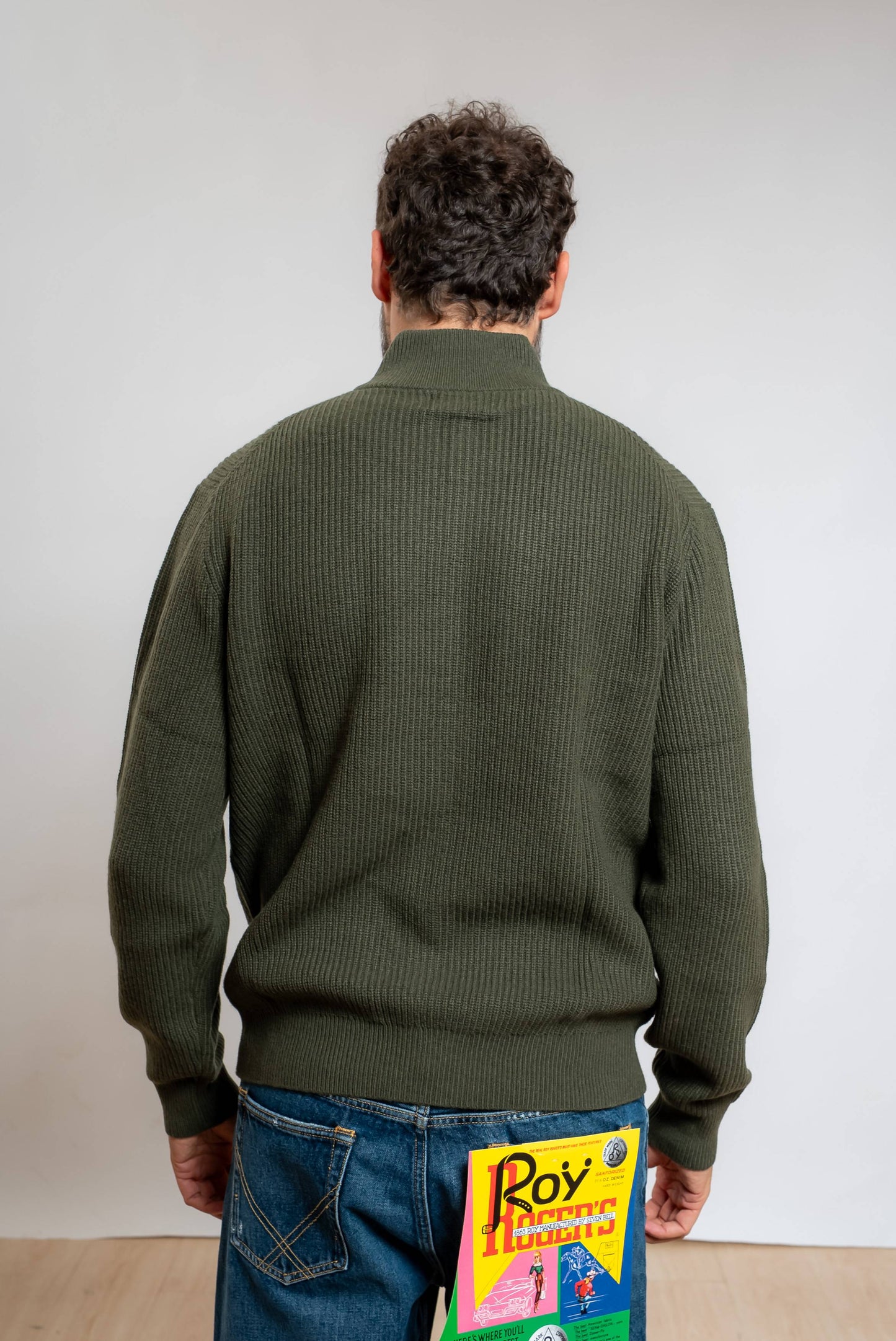 sun68 uomo cardigan verde militare a costa inglese realizzato in misto lana merino e cashmere a collo alto e chiusura con zip, vista posteriore