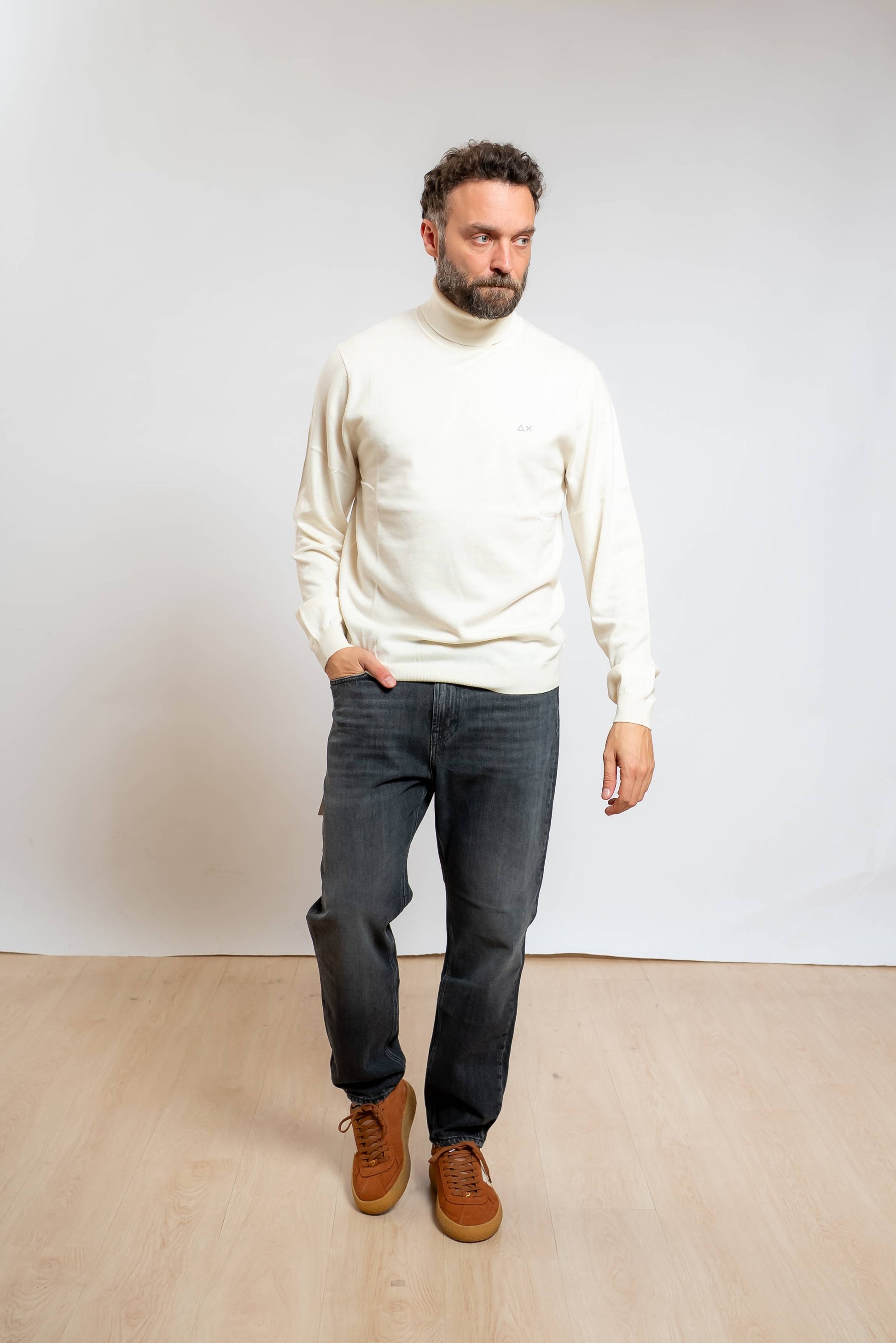 maglione a collo alto bianco di sun68 realizzato in cotone e lana merino abbinato ad un jeans grigio e sneakers marroni