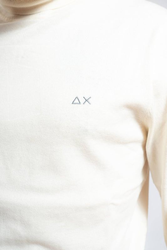 dettaglio del logo Sun68 sul maglione a collo alto bianco in misto cotone e lana merino