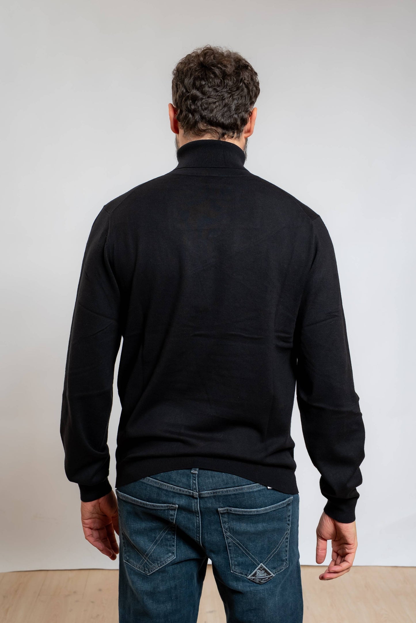 Sun68 maglione a collo alto nero realizzato in cotone e lana merino, vista posteriore