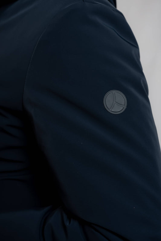 dettaglio del logo people of shibuya sulla manica del giubbino shikoku blu