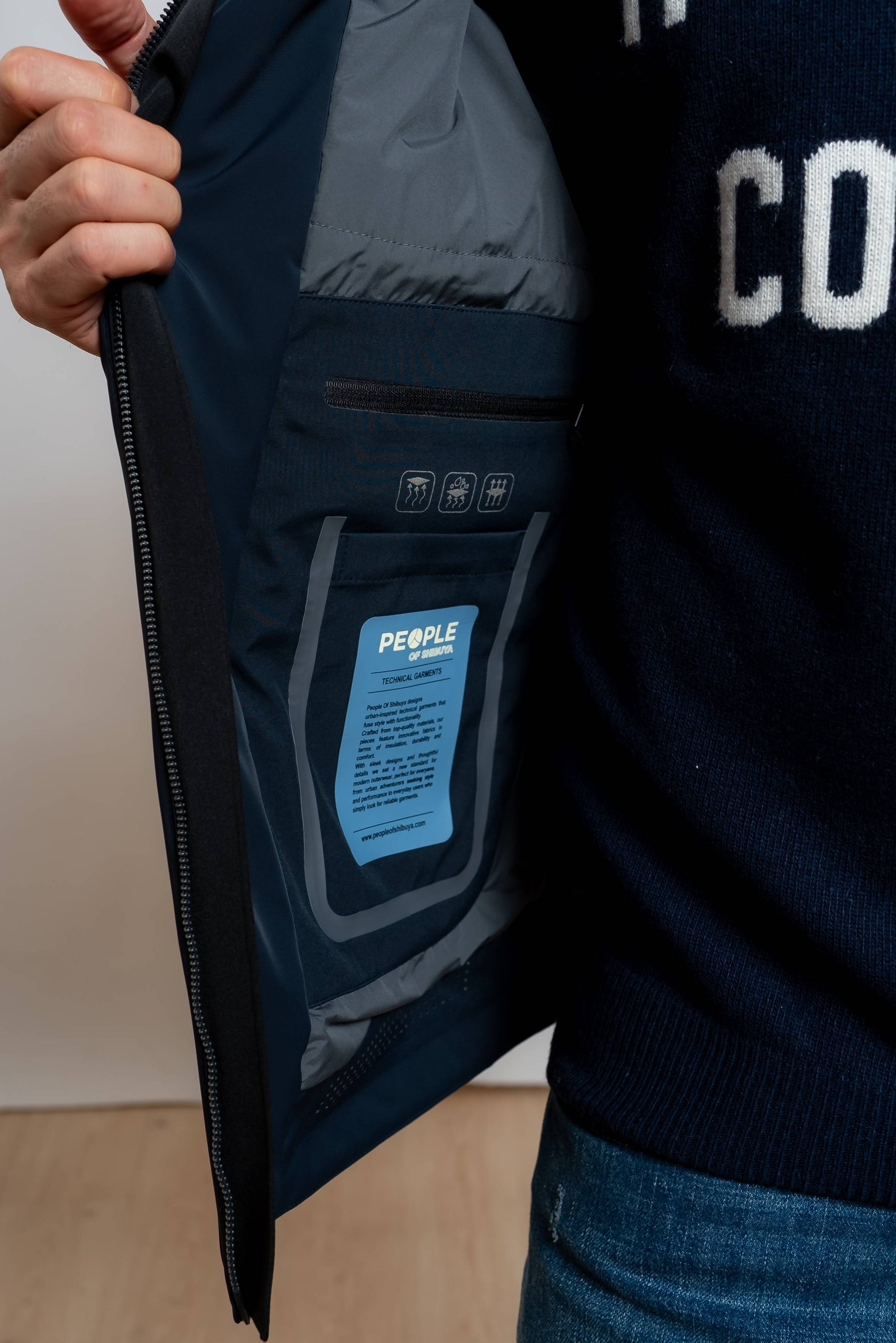 dettaglio dei taschini interni del giubbino shikoku blu di people of shibuya