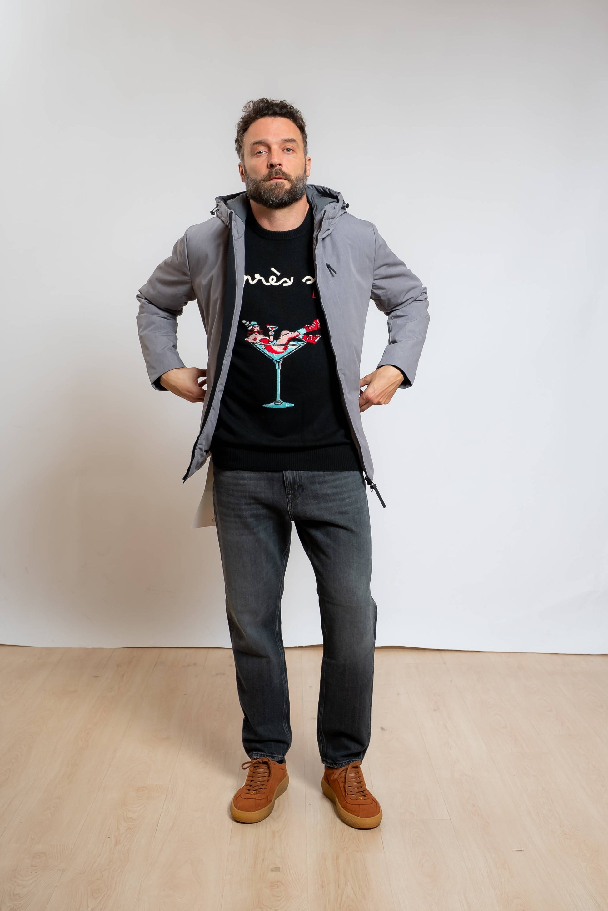 Giubbino Shikoku Grigio realizzato in tessuto tecnico abbinato ad un maglione nero e un jeans grigio