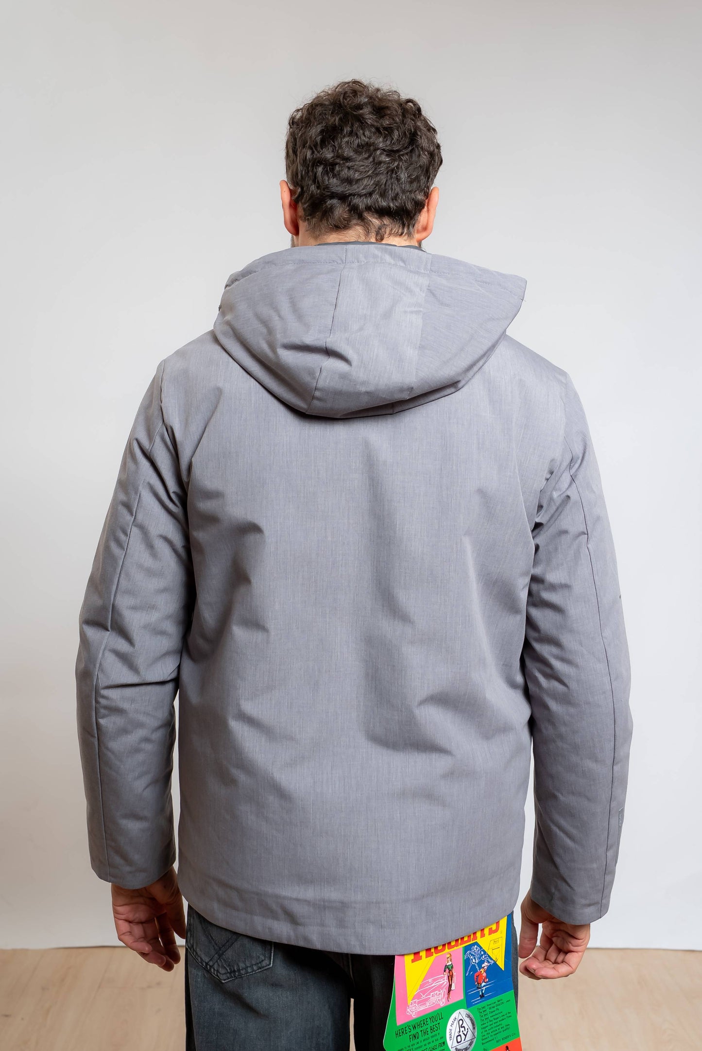 Giubbino Shikoku Grigio realizzato in tessuto tecnico da uomo con cappuccio, vista posteriore