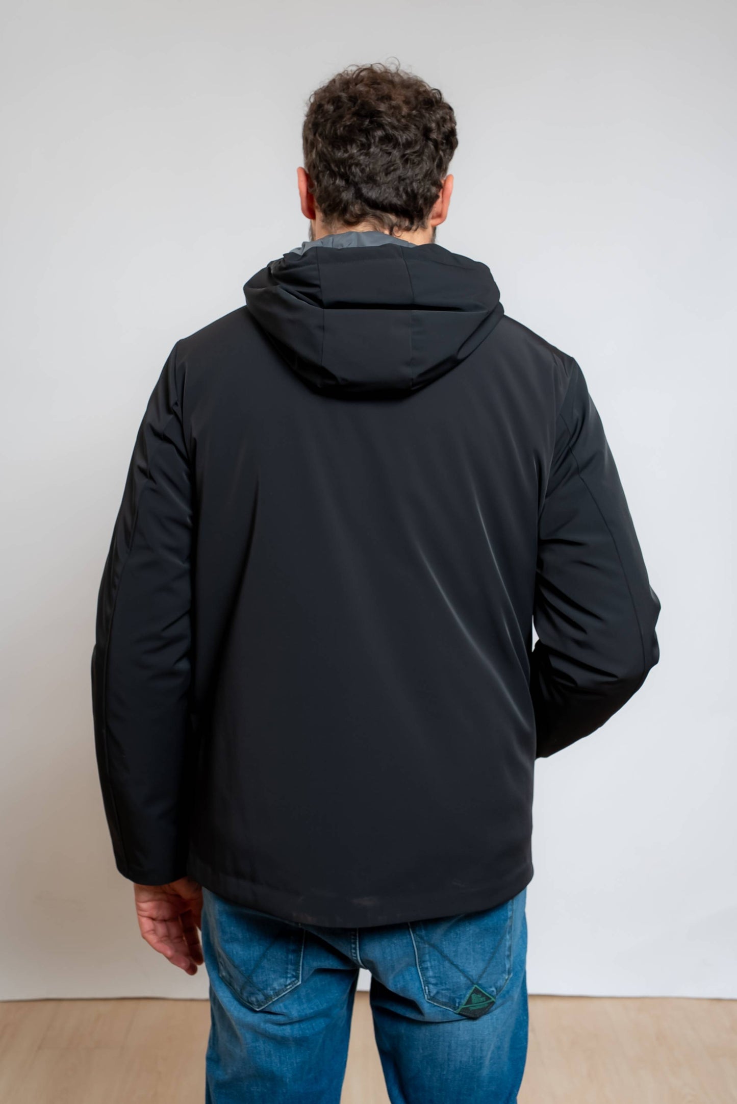 Giubbino Shikoku nero realizzato in tessuto tecnico da uomo, vista posteriore