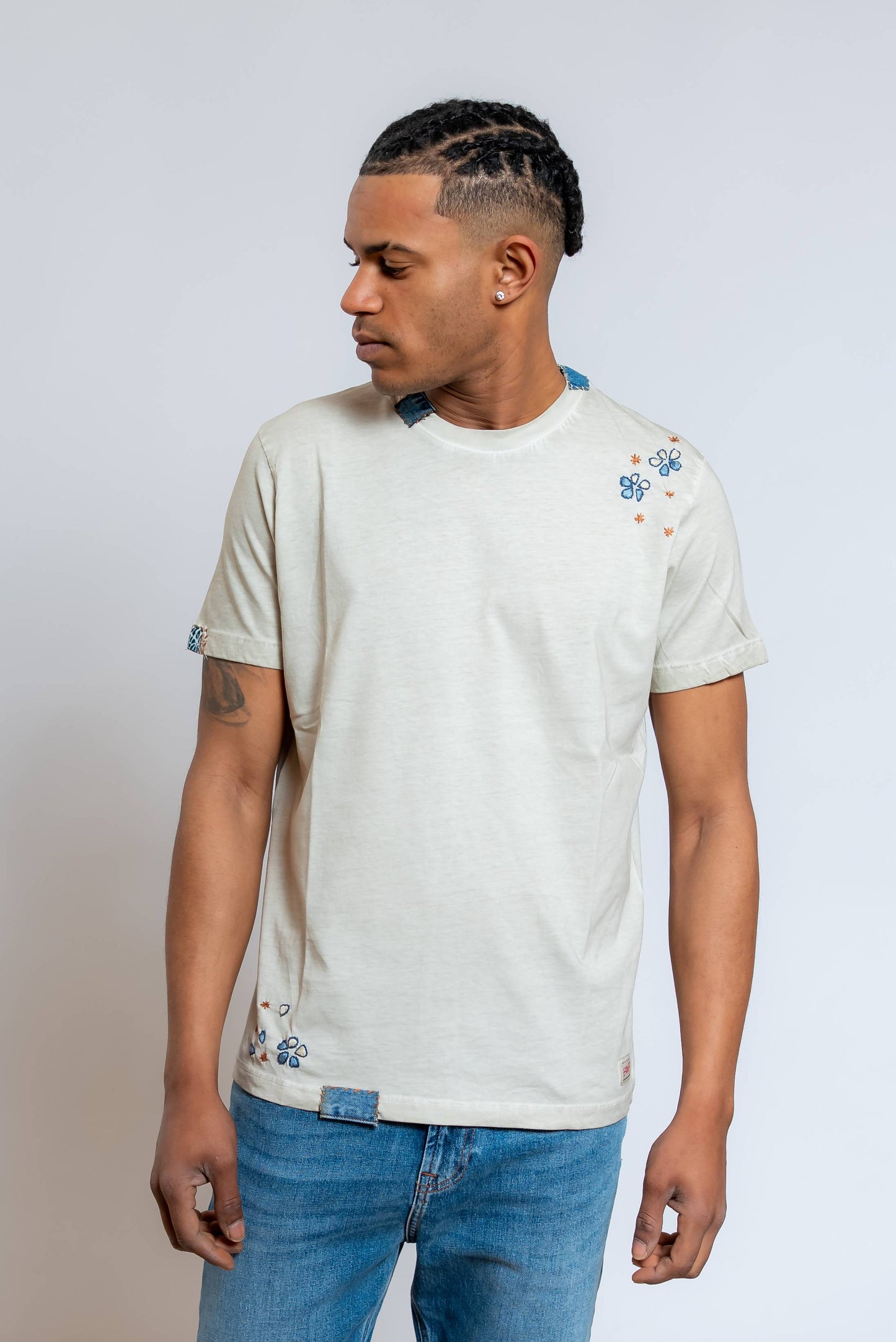 T-shirt Even Beige con Ricami Floreali