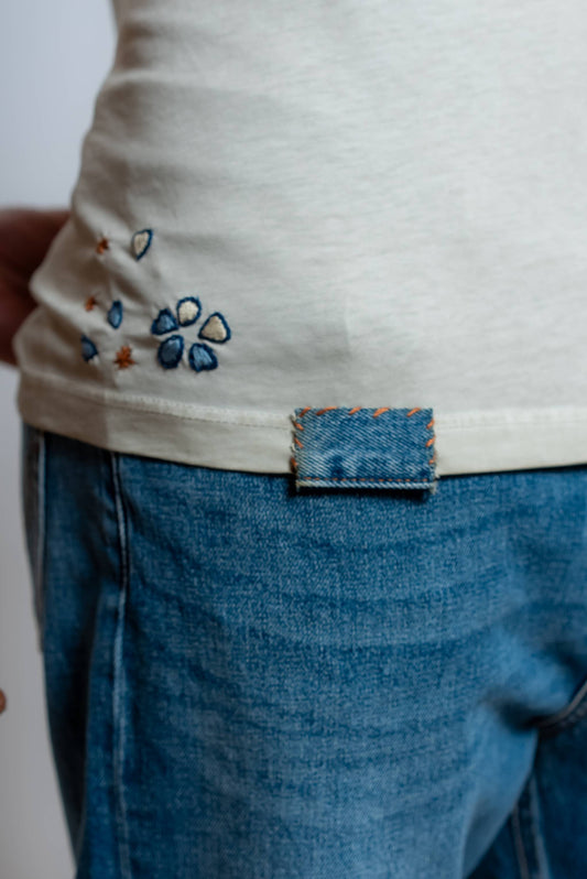 T-shirt Even Beige con Ricami Floreali