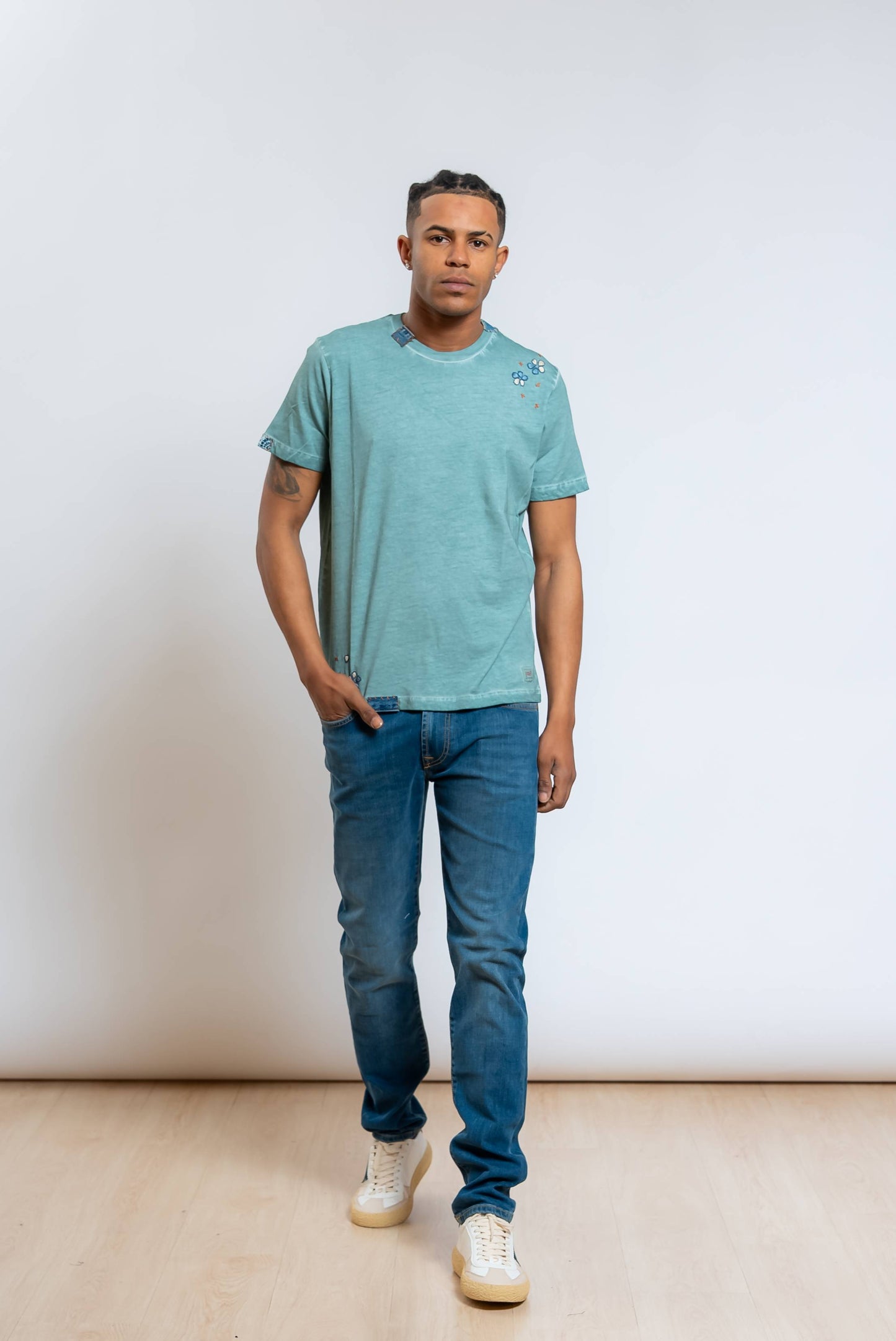 T-shirt Even Verde con Ricami Floreali
