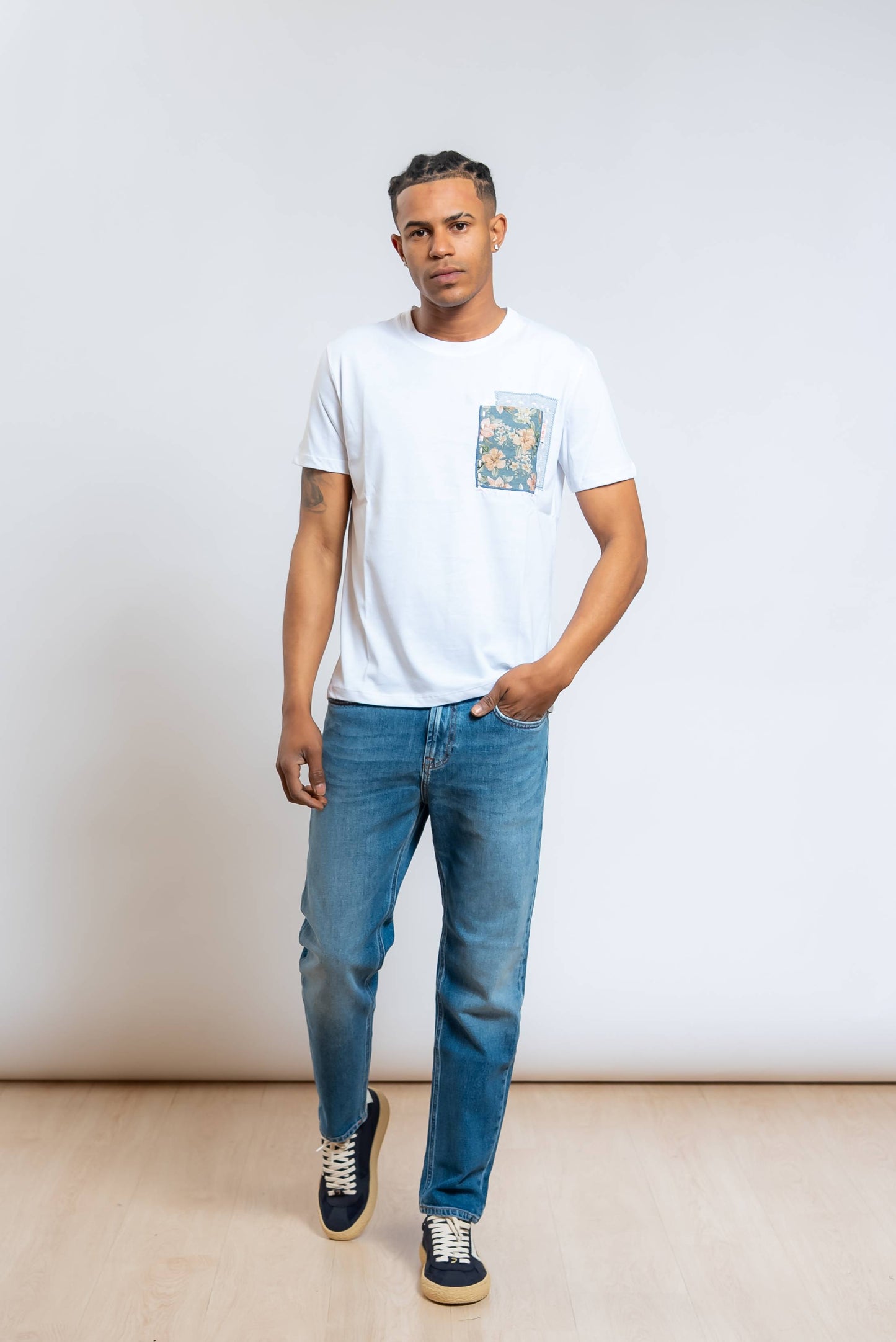 T-shirt Pocket Bianca con Taschino Fantasia