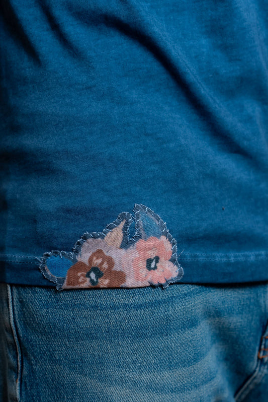 T-shirt Even Blu con Ricami e Denim