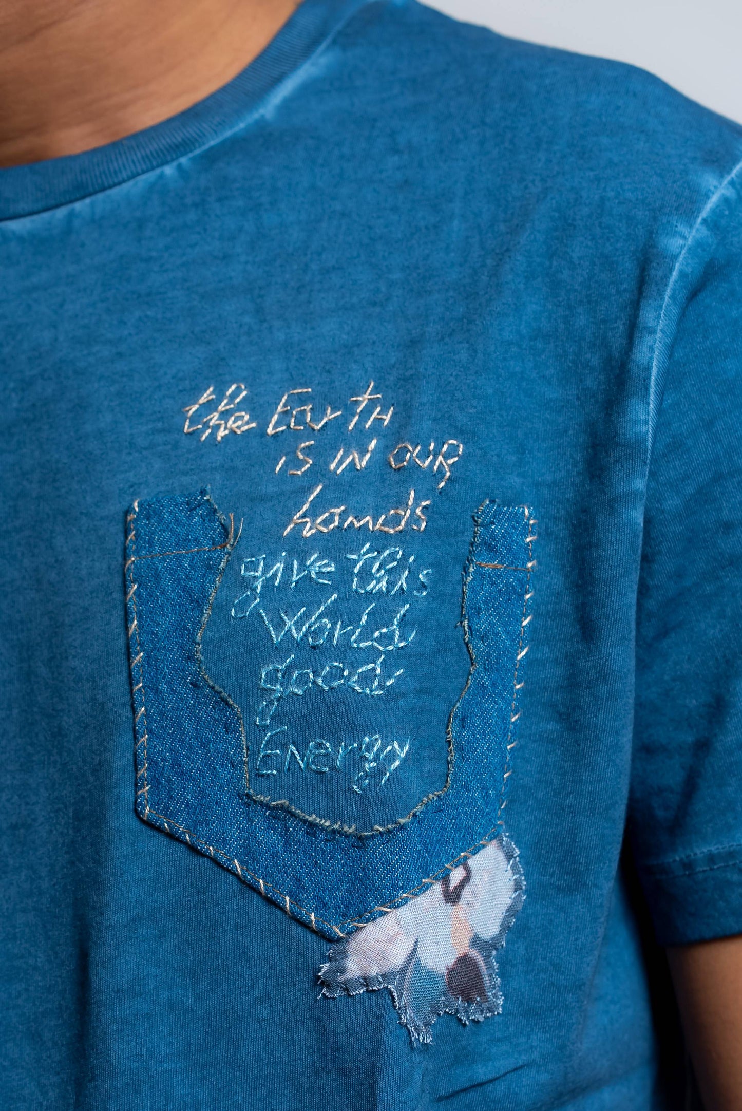 T-shirt Even Blu con Ricami e Denim