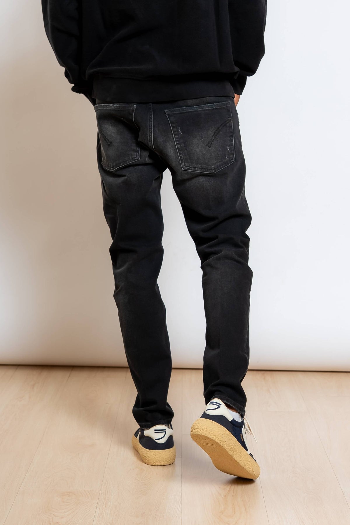 Jeans Dian Nero Carrot Slim Fit