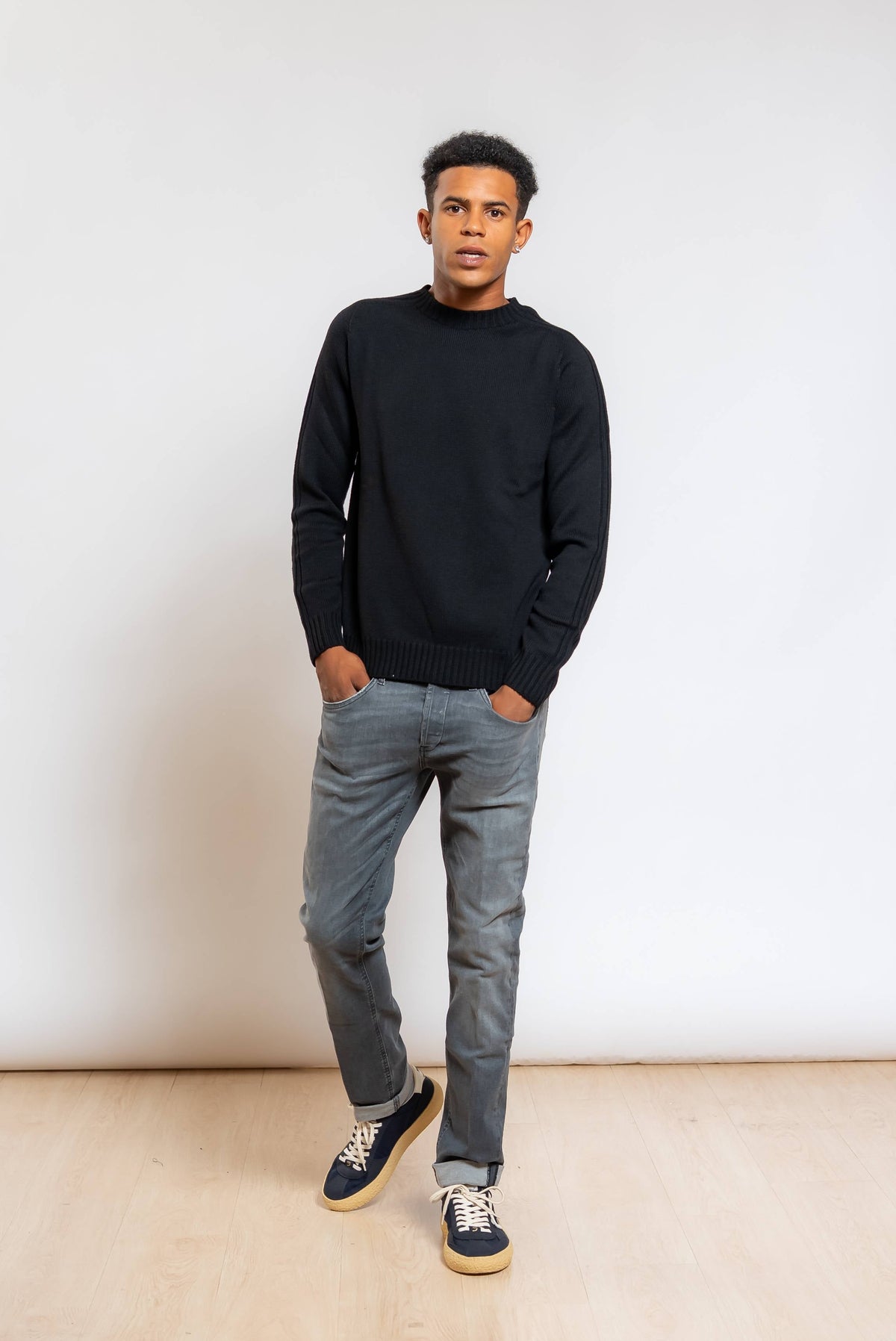 Maglione in Lana Nera con Lavorazione