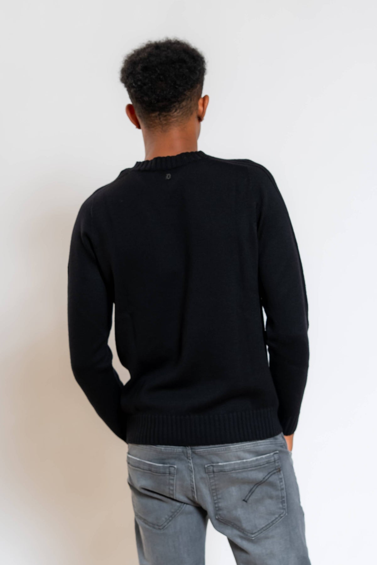 Maglione in Lana Nera con Lavorazione