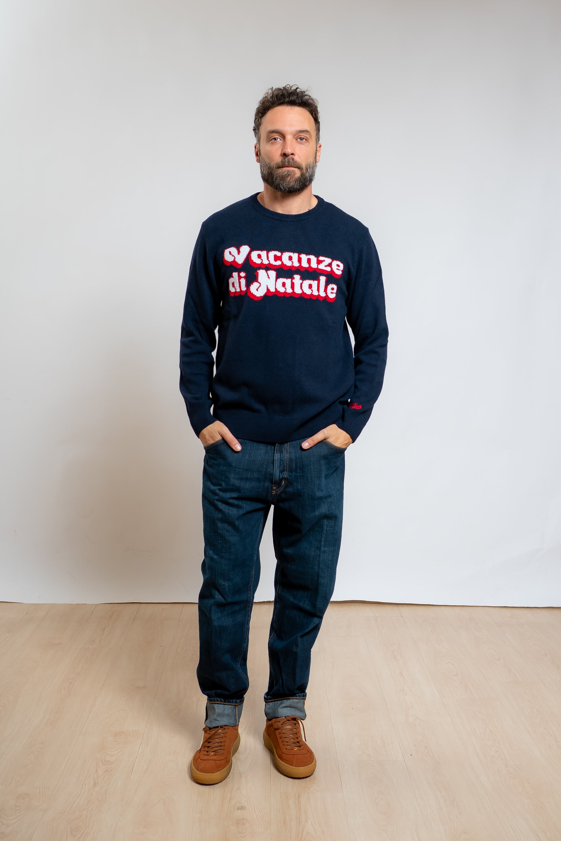 mc2 saint barth maglione heron vacanze logo blu con scritta sul petto abbinato ad un jeans scuro