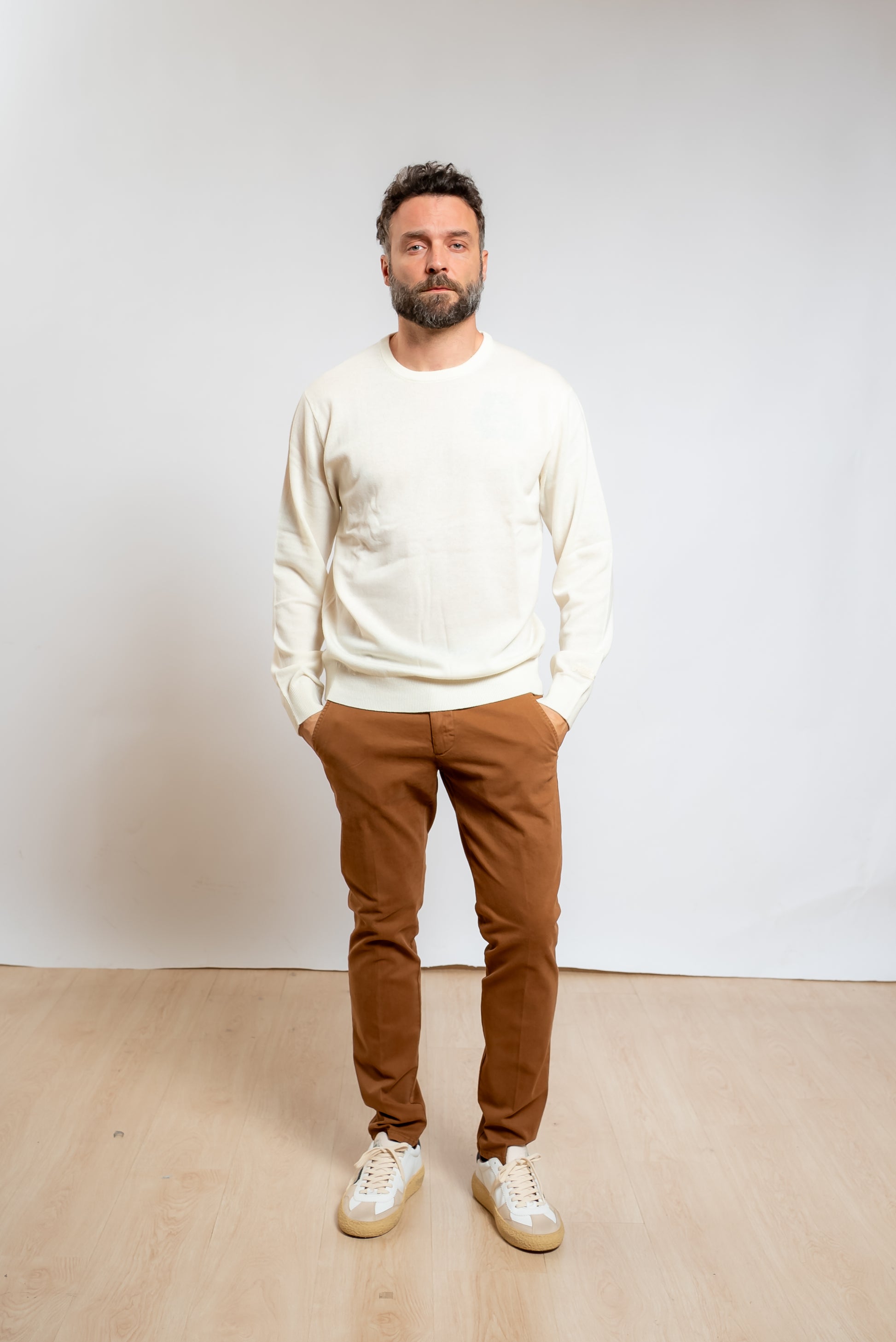 mc2 saint barth uomo maglione regent merinocash bianco abbinato a pantaloni chino marroni