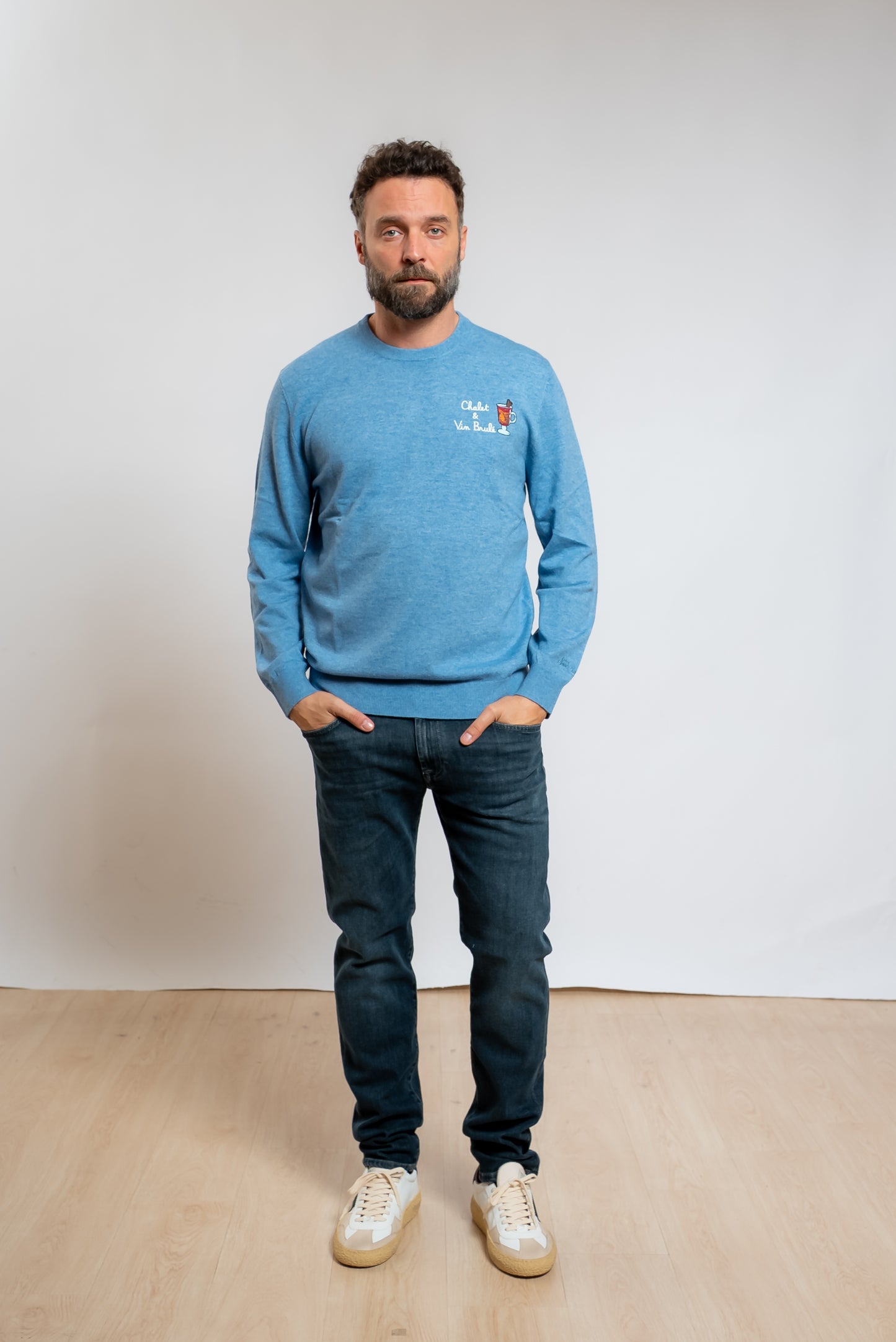 mc2 saint barth Maglione Heron Light Chalet e Vin Brule Celeste abbinato ad un jeans scuro e sneakers bianche