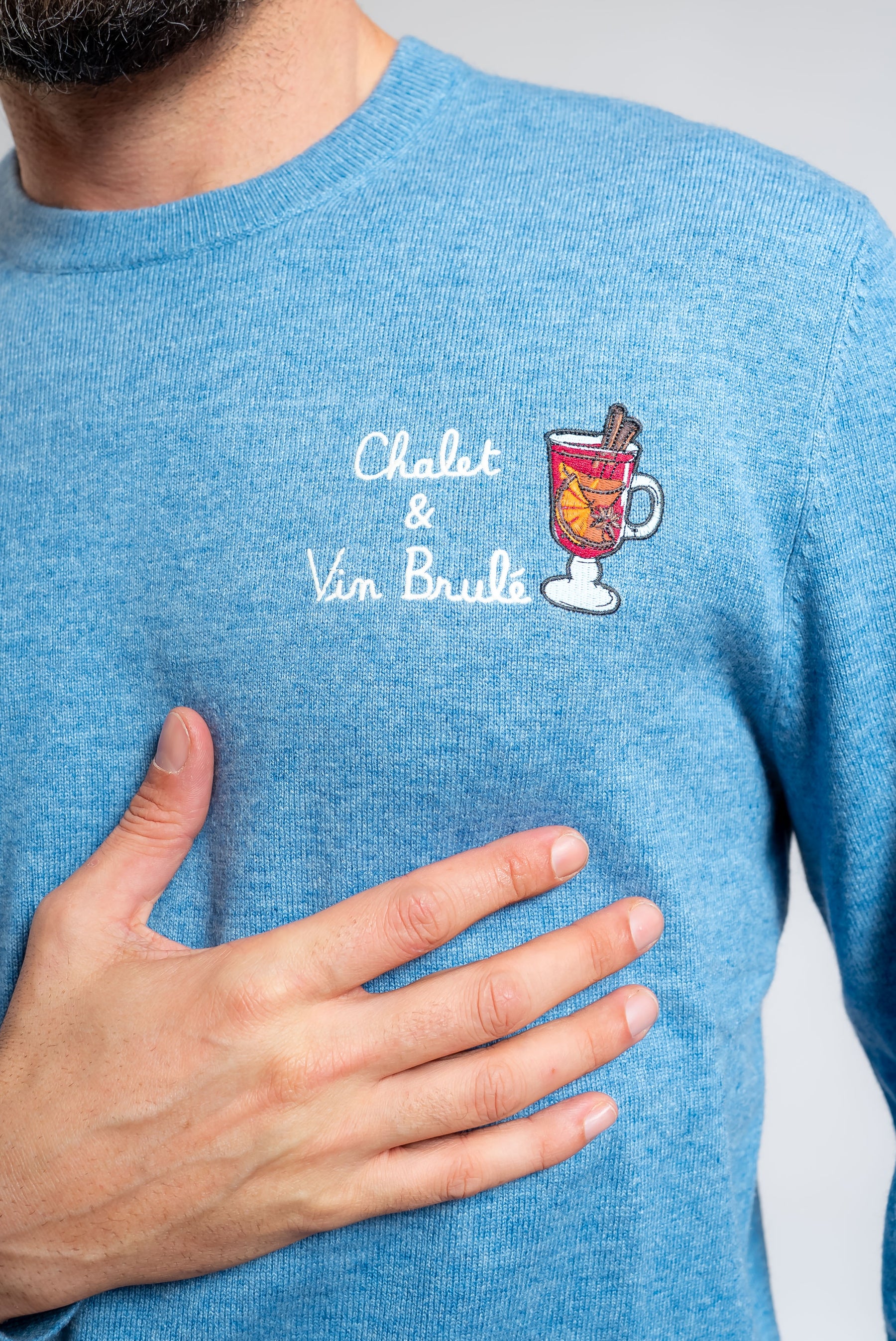 ricamo sul petto del Maglione Heron Light Chalet e Vin Brule Celeste di mc2 saint barth uomo