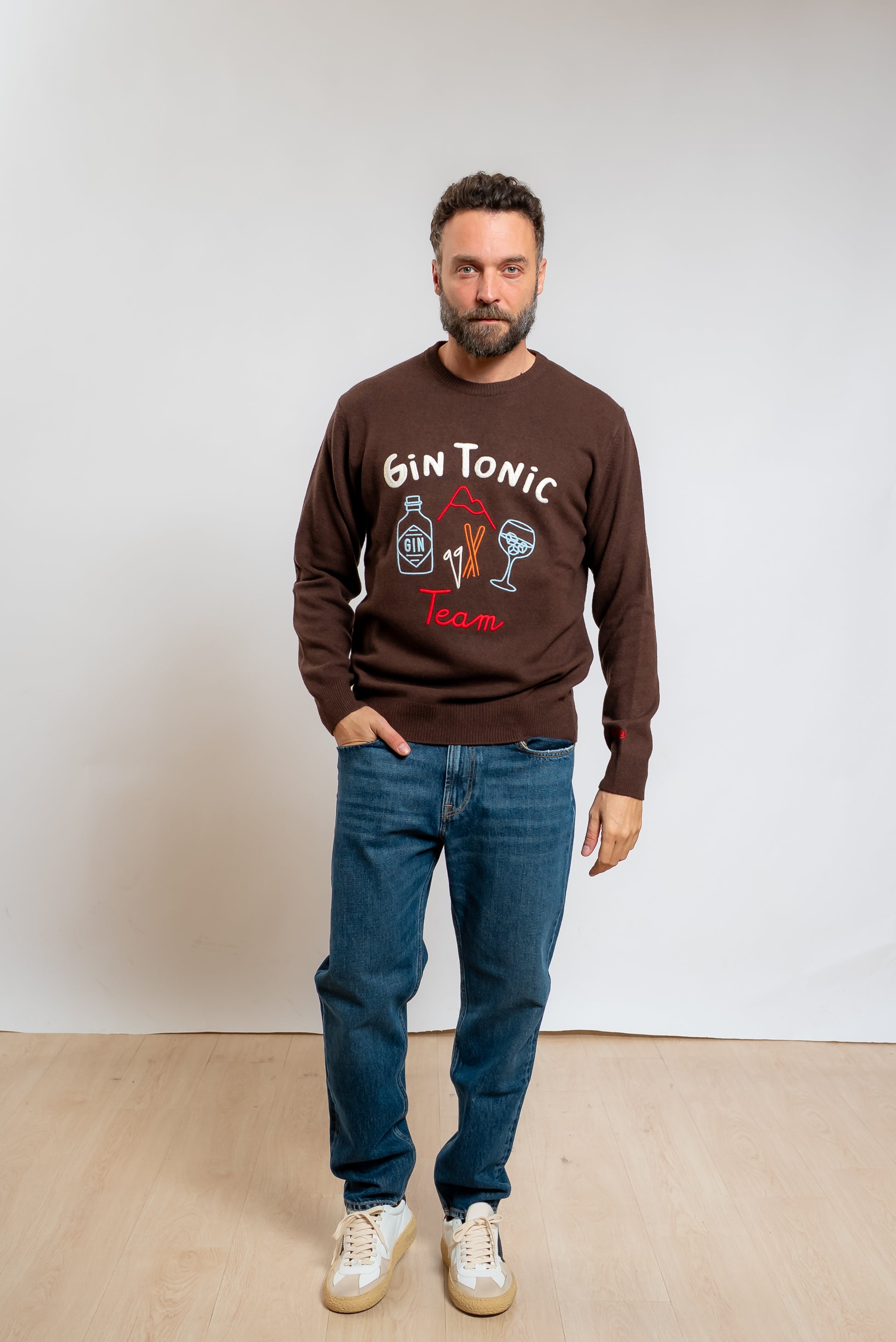 mc2 saint barth maglione heron gin tonic line marrone in misto lana abbinato ad un jeans blu e sneakers bianche