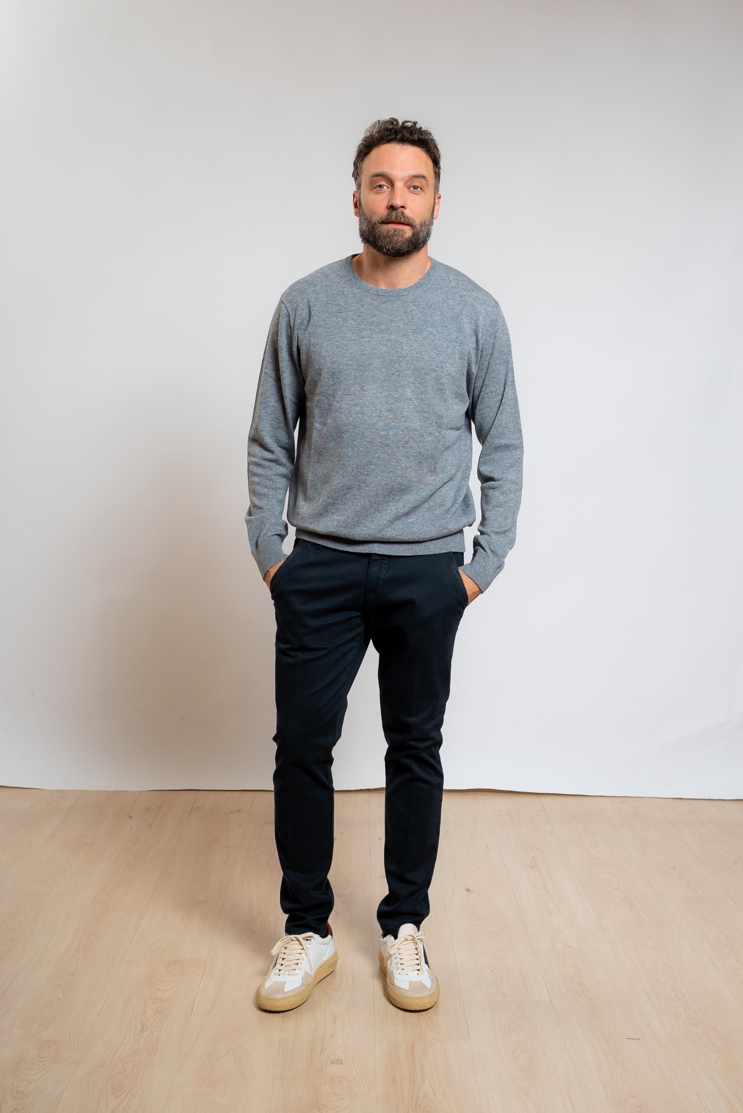 mc2 saint  barth uomo maglione regent merinocash grigio melange abbinato a pantaloni blu e sneakers bianche