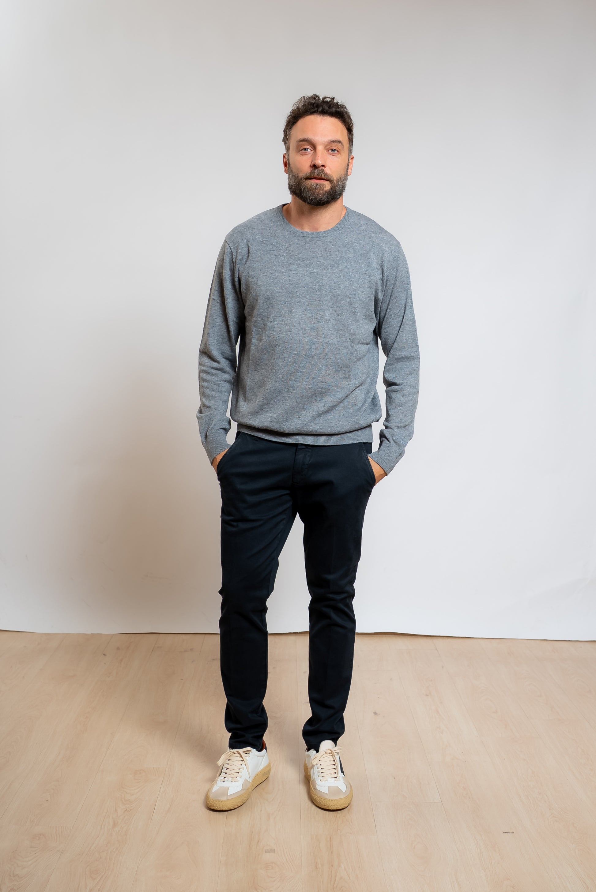 mc2 saint  barth uomo maglione regent merinocash grigio melange abbinato a pantaloni blu e sneakers bianche