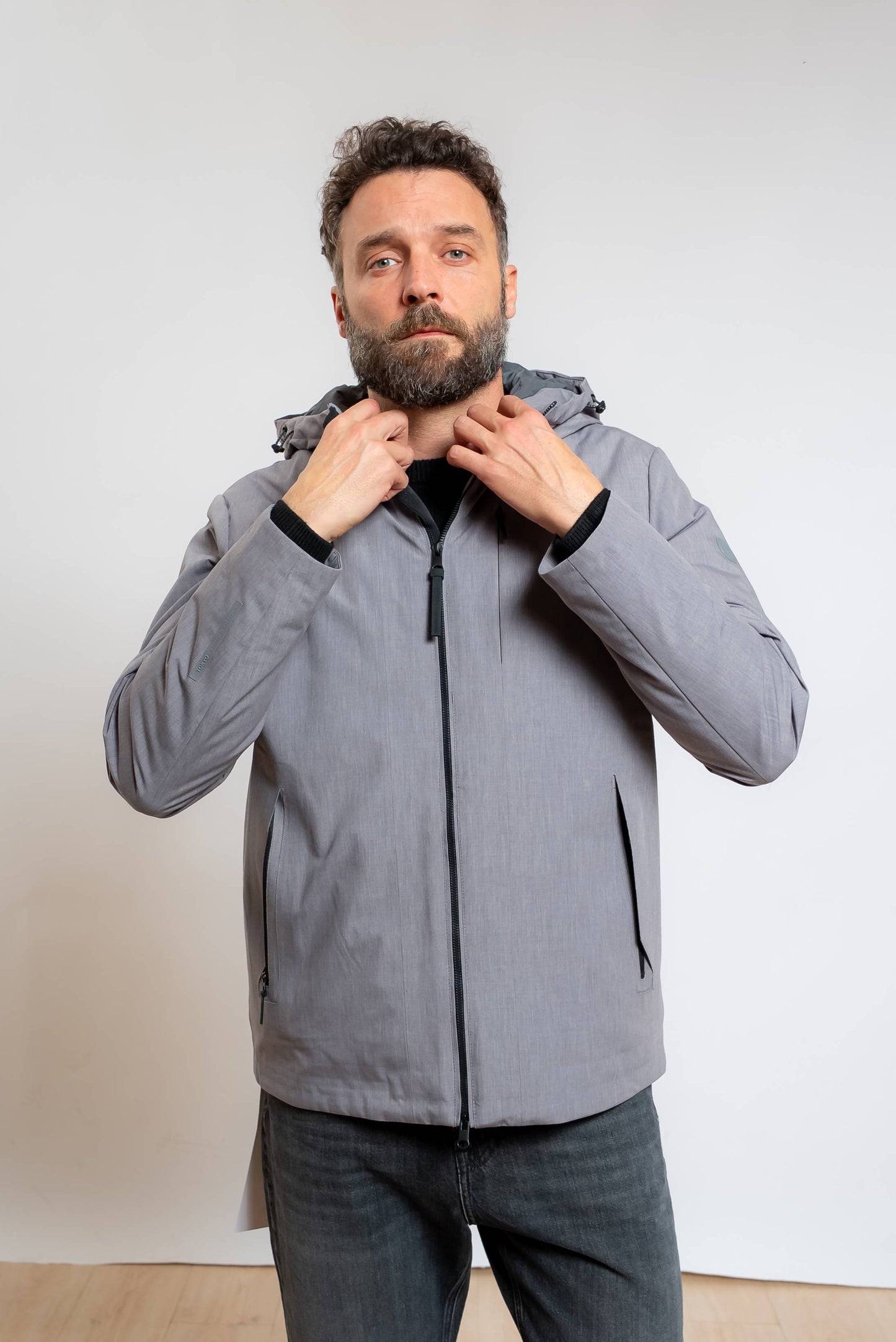 Giubbino Shikoku Grigio realizzato in tessuto tecnico da uomo, vista frontale