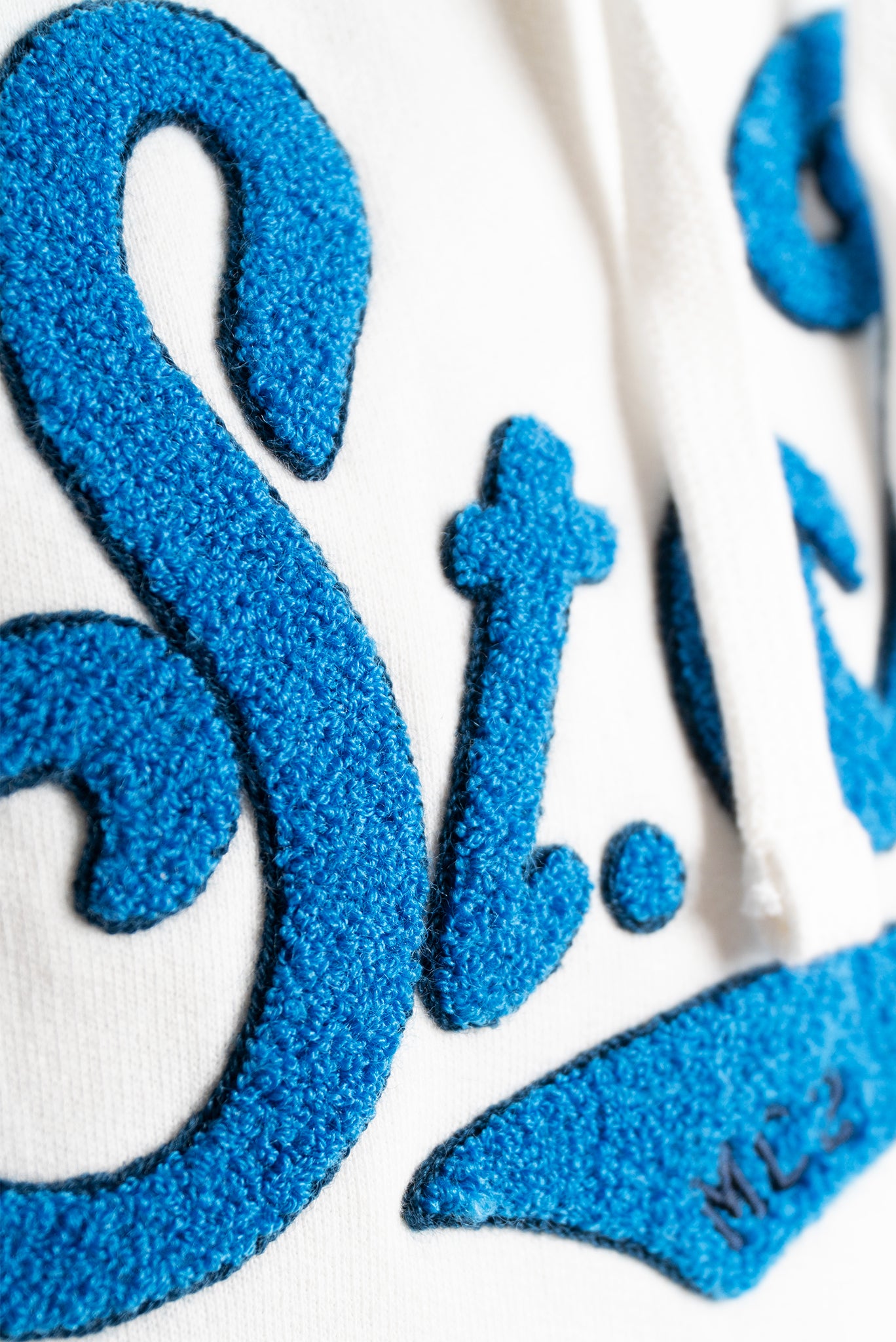 mc2 saint barth felpa uomo bianca con scritta azzurra sul davanti, dettaglio