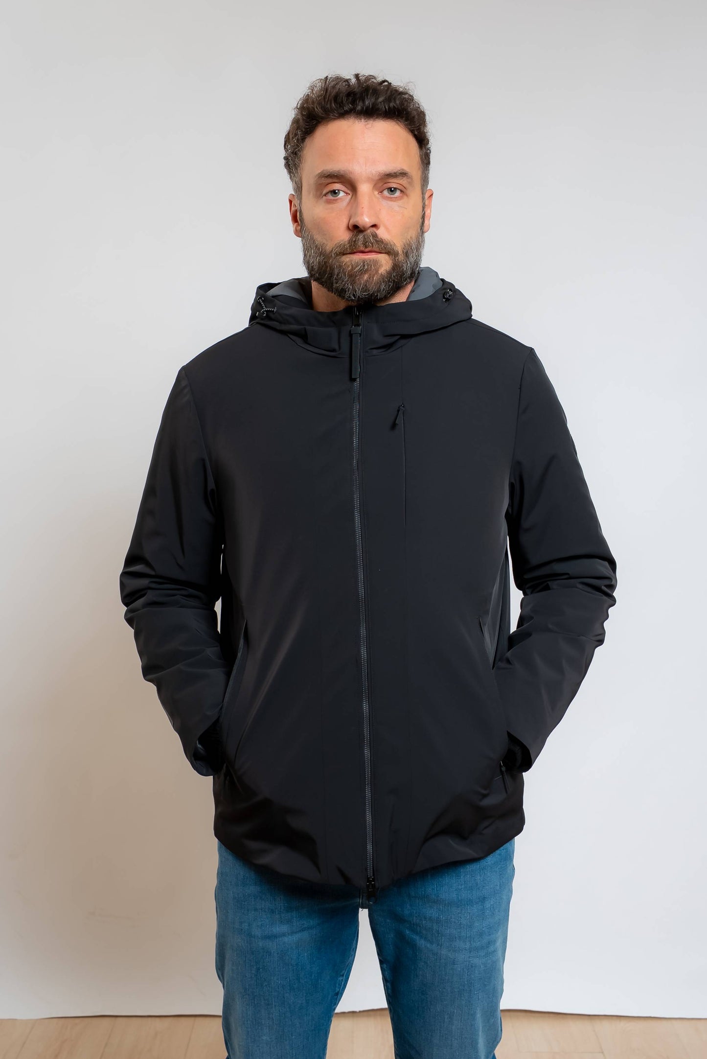 Giubbino Shikoku nero realizzato in tessuto tecnico da uomo, vista frontale