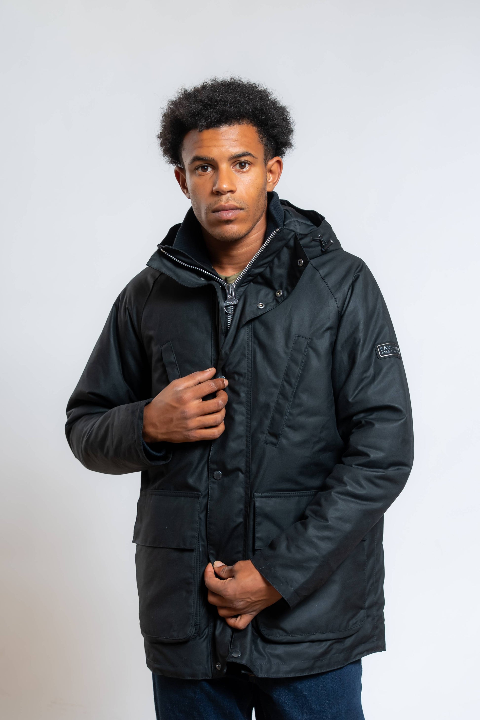 Barbour international uomo giubbino oakdale realizzato in cotone cerato con cappuccio e tasconi - visuale frontale