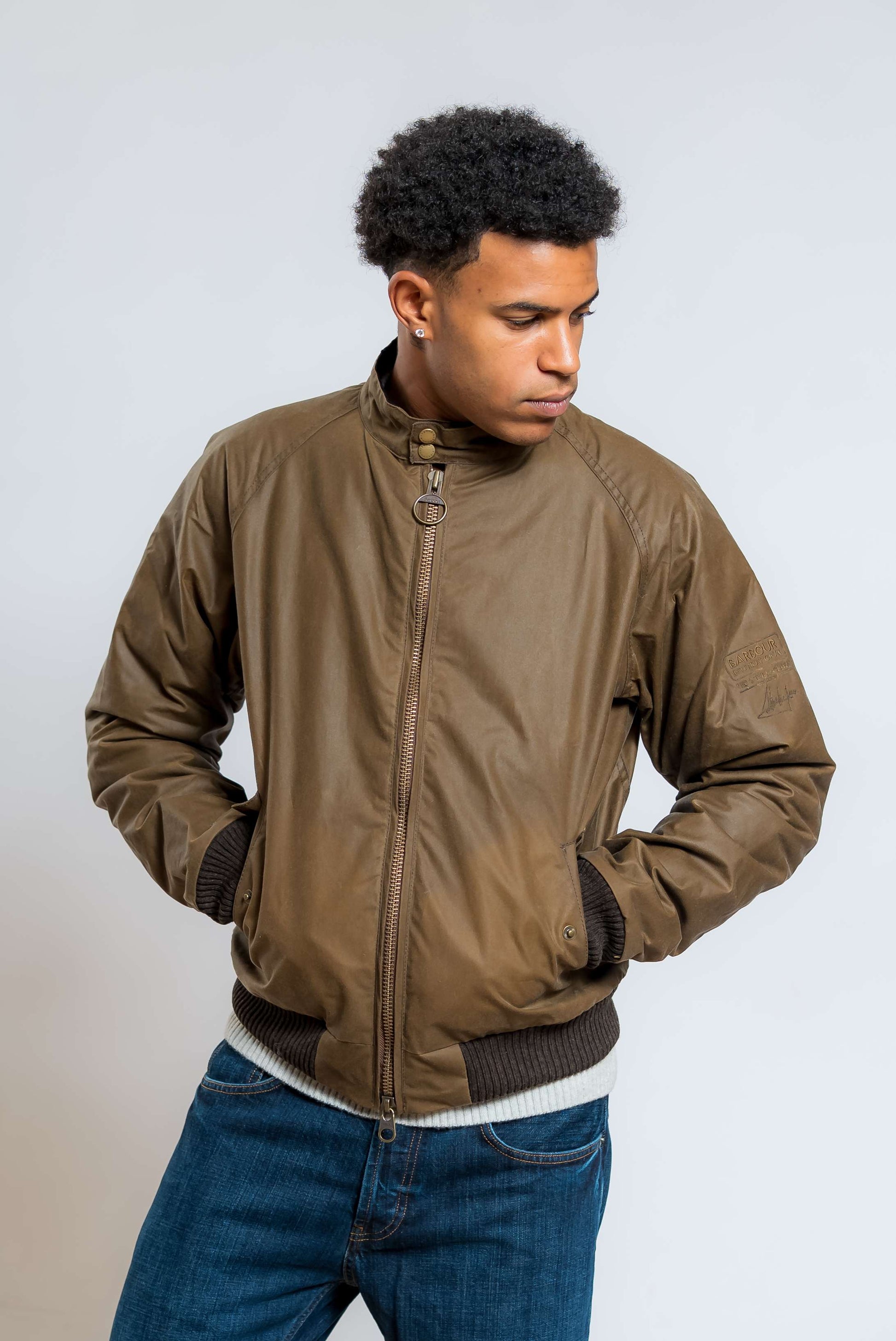 barbour international giubbino modello bomber merchant waxed marrone in cotone cerato - visuale frontale