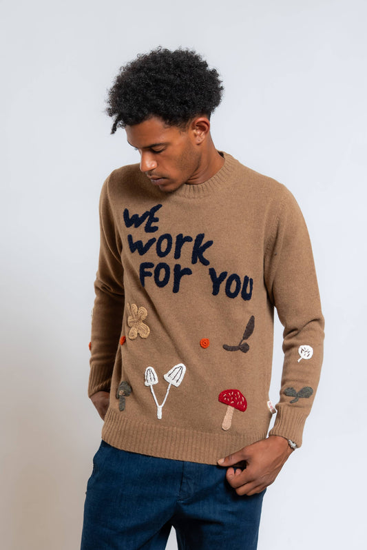 Visuale frontale del maglione di bob modello bond realizzato in lana con dettagli ricamati a mano