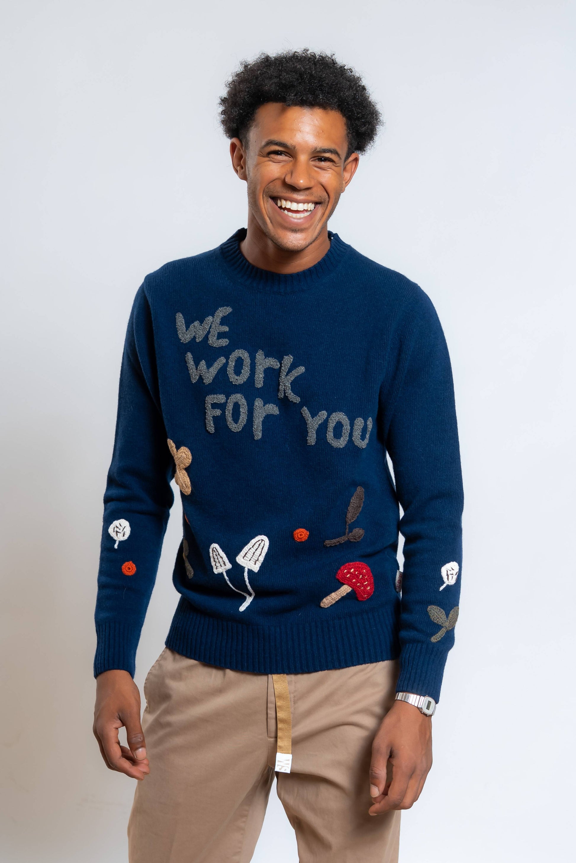 Maglioncino bond di bob company in lana blu con ricami fatti a mano - vista frontale