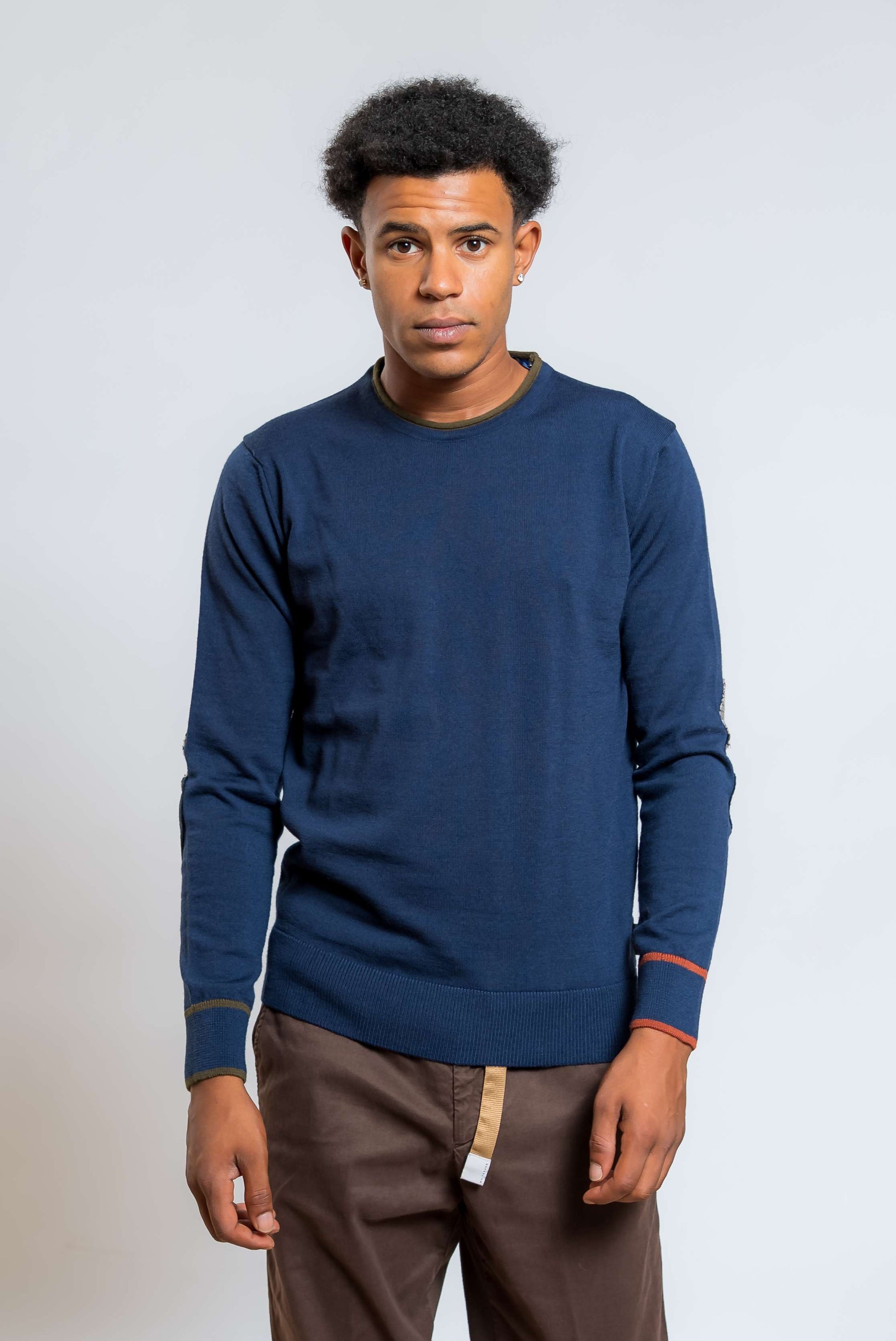 bob company maglia davin in lana blu con toppe sui gomiti a fantasia - visuale anteriore