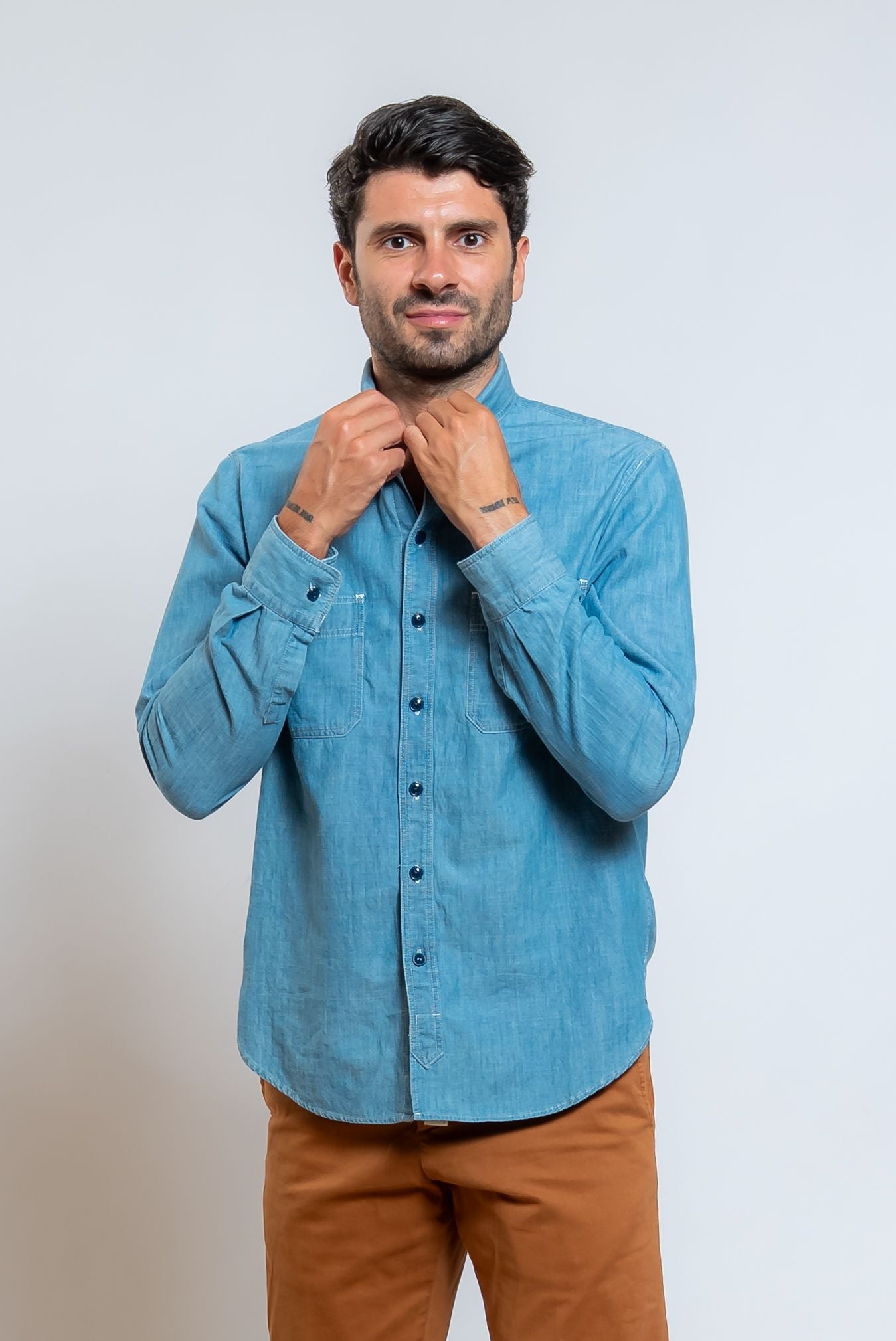 chesapeake's camicia steve in chambray modello classico - vista frontale