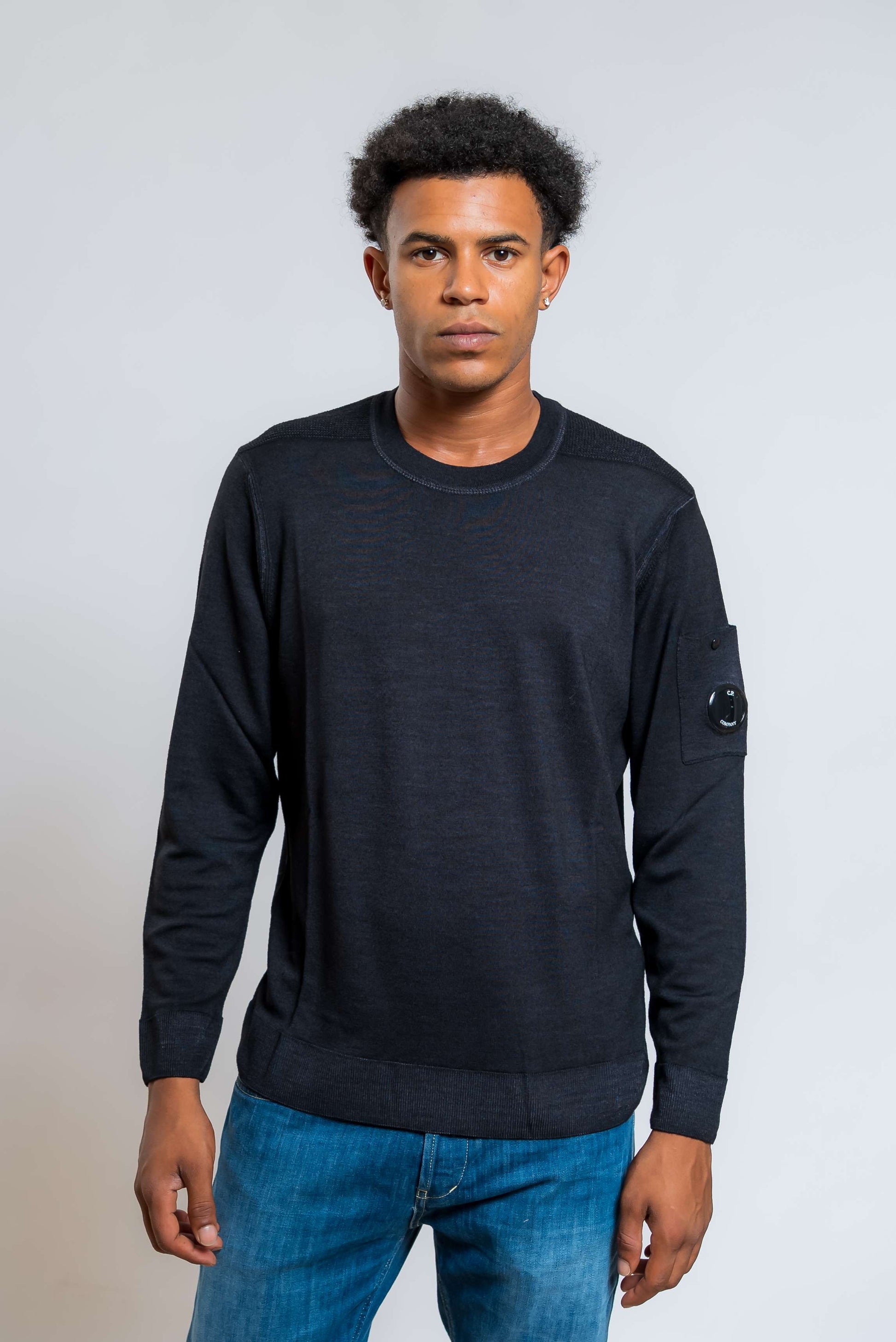 cp company maglia merinos fast dyed in lana nera con leggero effetto lavato - visuale frontale 