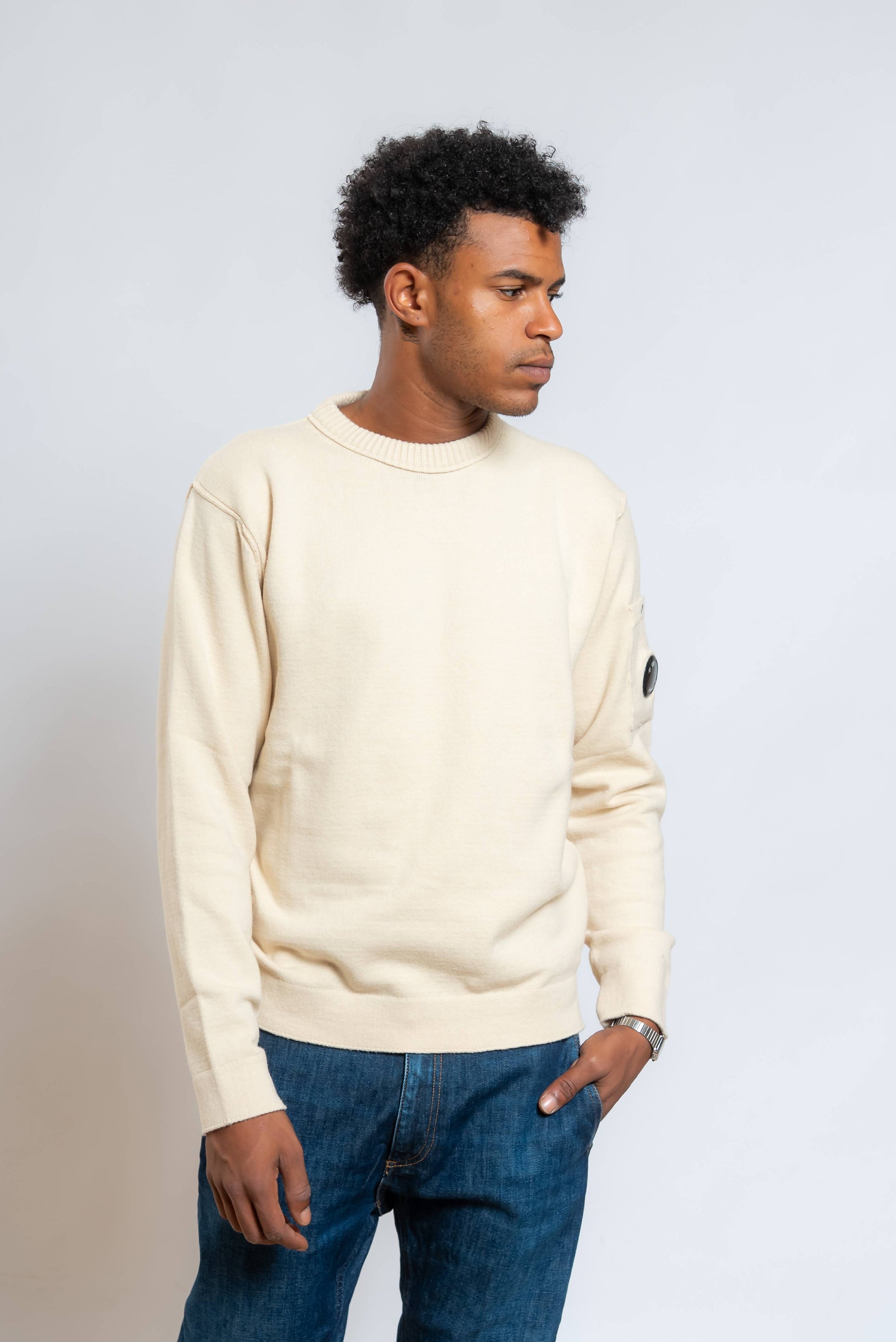 cp company maglione cotton stretch beige a girocollo con taschino sul braccio con Lens - visuale frontale