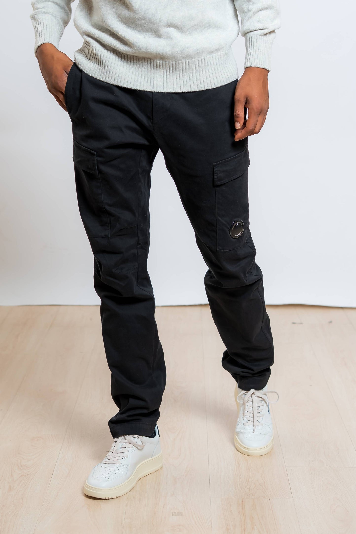 cp company pantaloni cargo satin stretch in cotone nero con tasconi - visuale frontale