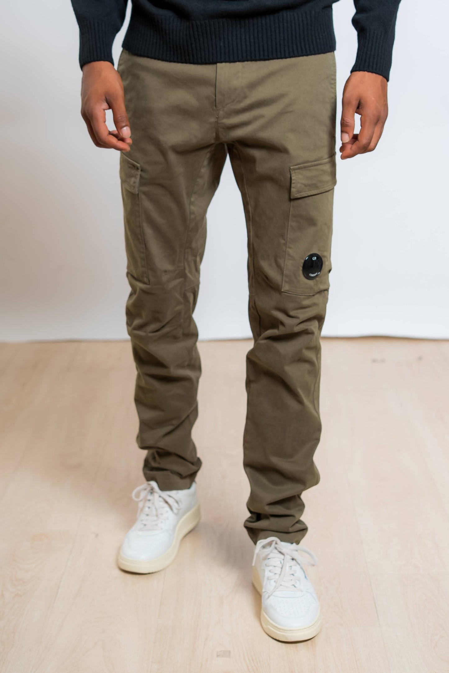 cp company pantaloni cargo satin stretch in cotone verde con tasconi e lens - visuale frontale