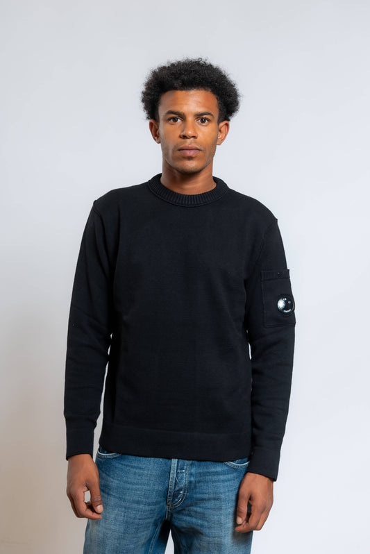 cp company maglione cotton stretch nero a girocollo con lens sul taschino della manica - visuale frontale