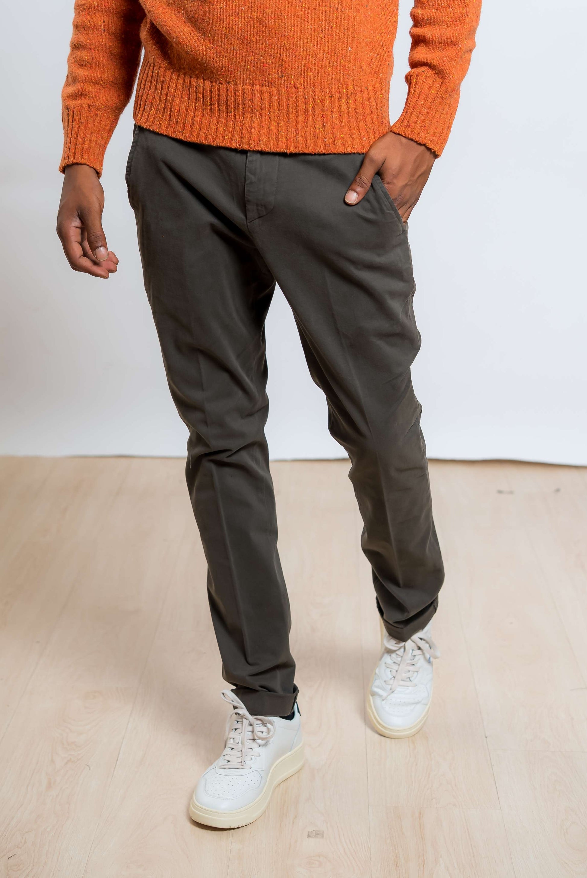 dondup pantalone gaubert uomo modello chino - visibilità frontale 