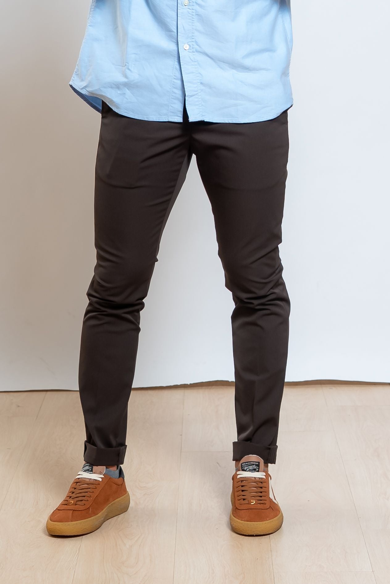 dondup pantaloni gaubert modello chino in tessuto tecnico marrone - vista frontale