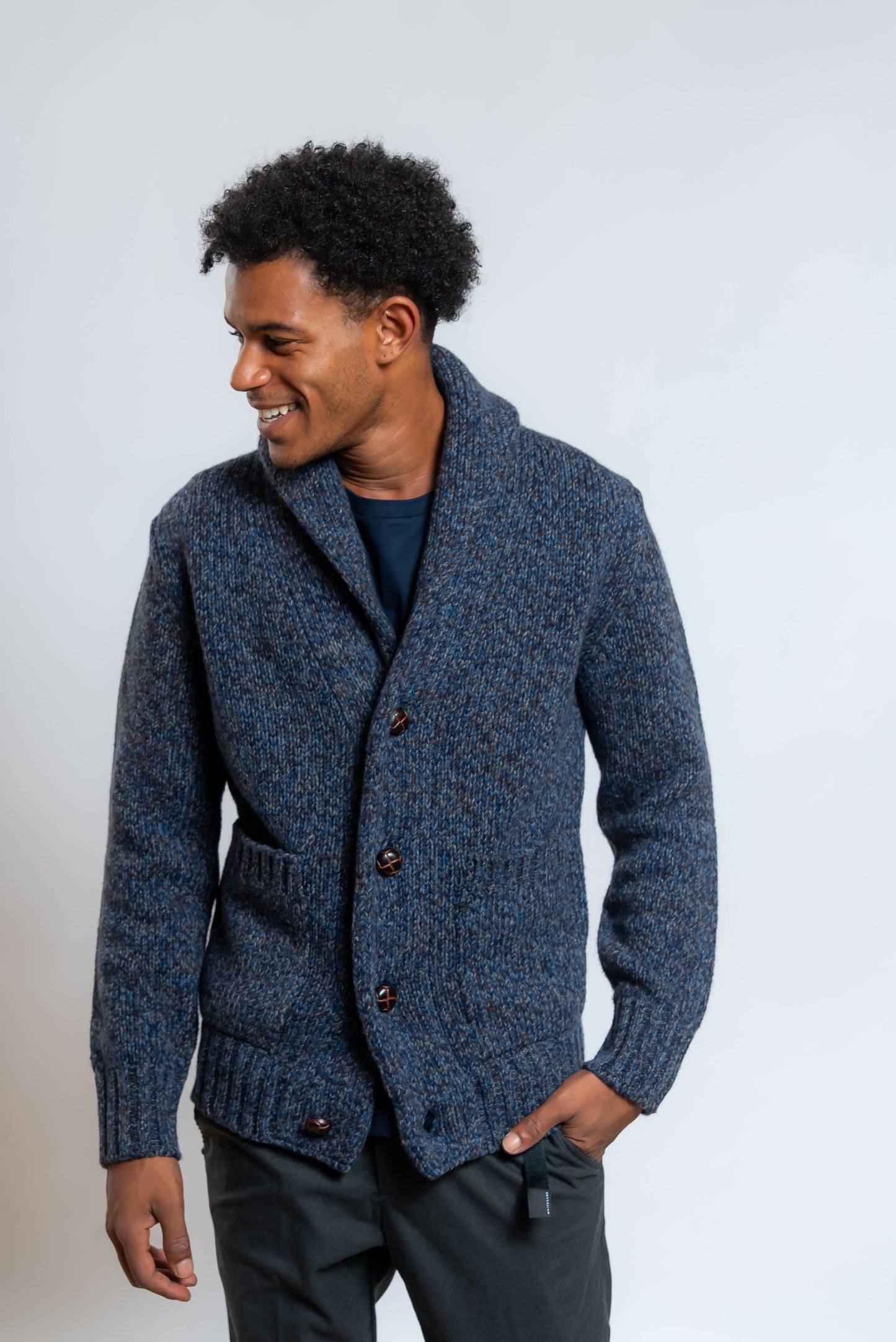 Cardigan da uomo in lana blu di kangra con bottoni frontali e colletto sciallato - visuale frontale