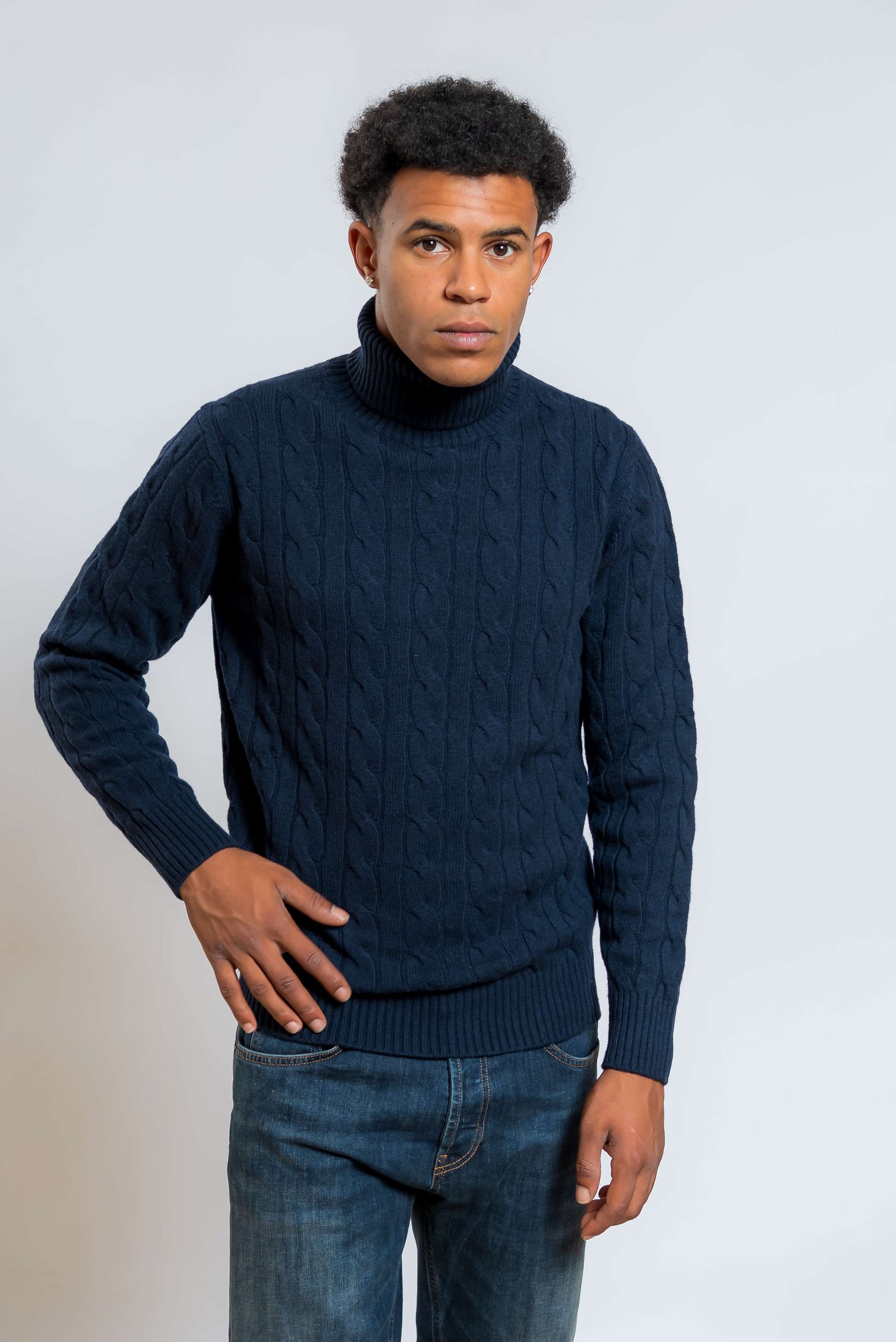 Dolcevita in lana blu con lavorazione a trecce di kangra - vista frontale