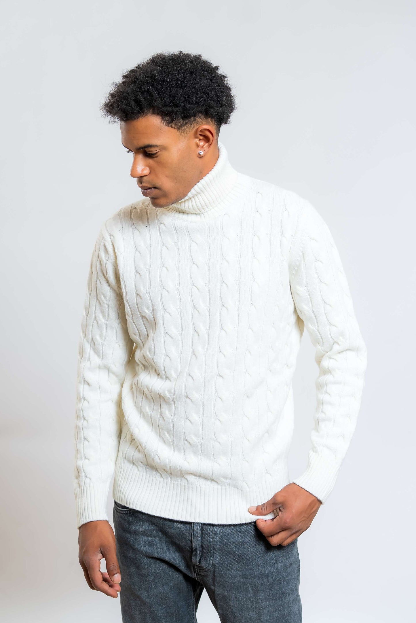 maglione a collo alto in lana color panna con lavorazione a trecce di kangra - vista frontale