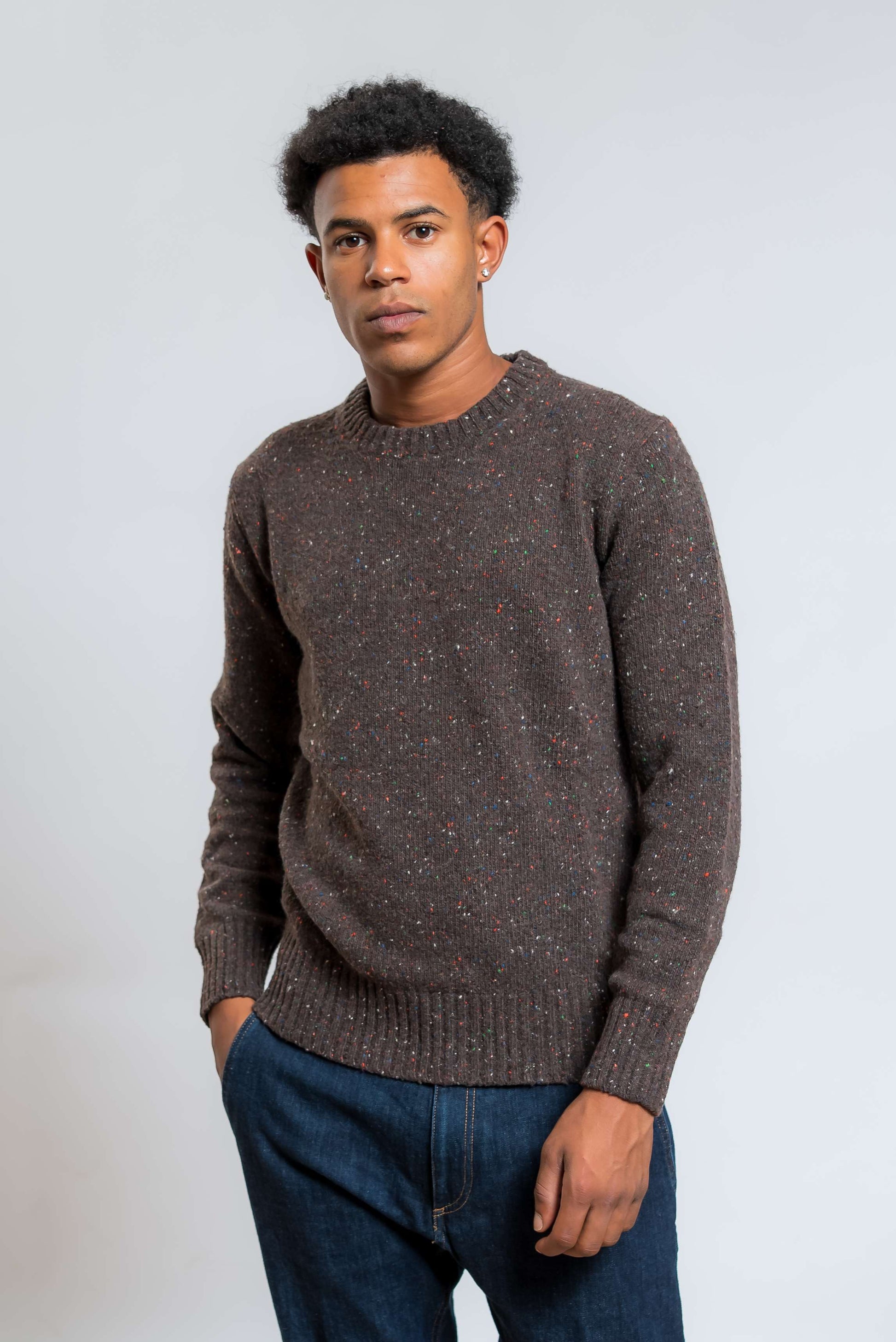 maglione marrone in misto lana boucle marrone di kangra - vista frontale