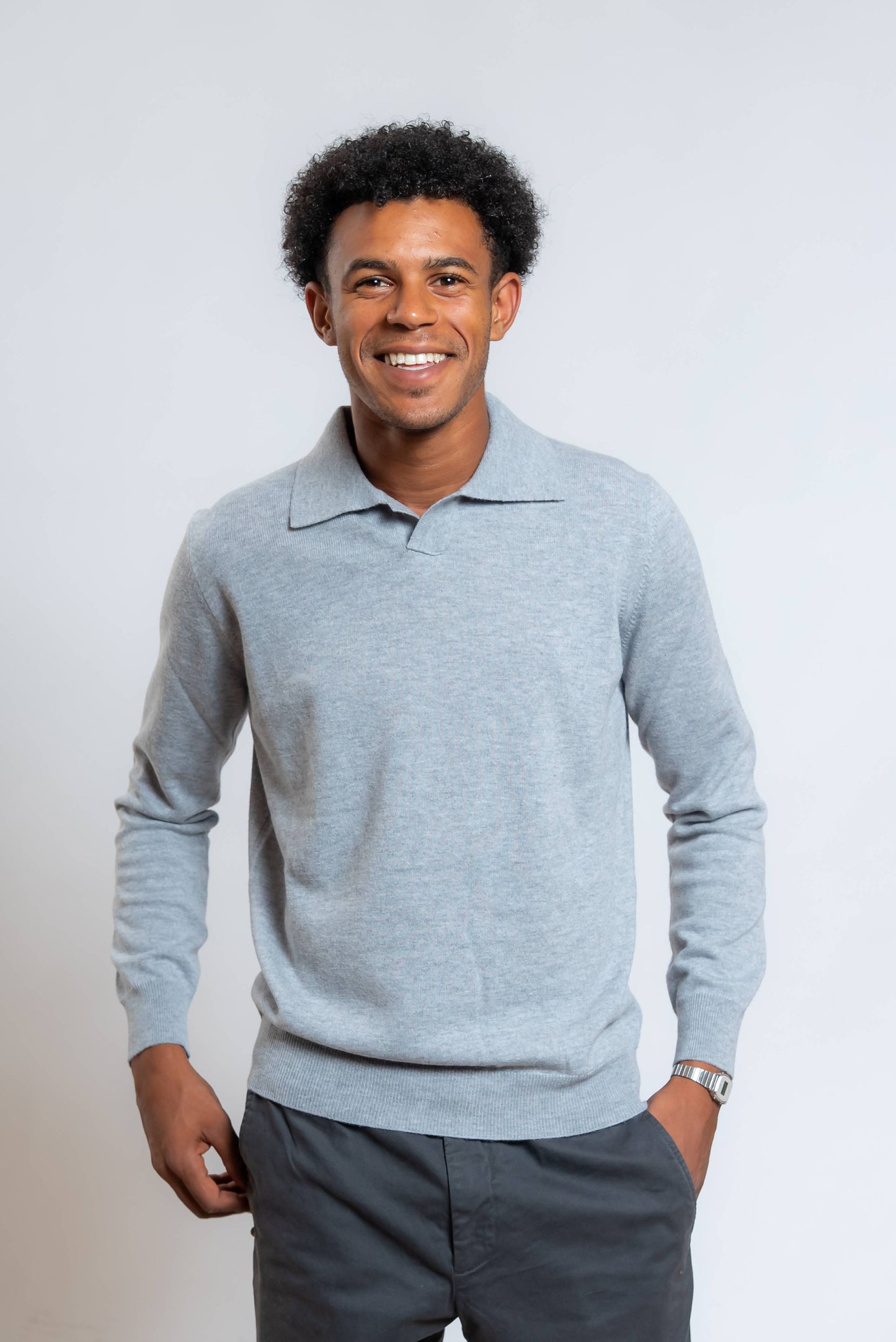 Polo kangra a maniche lunghe in lana grigia con colletto capri - vista frontale