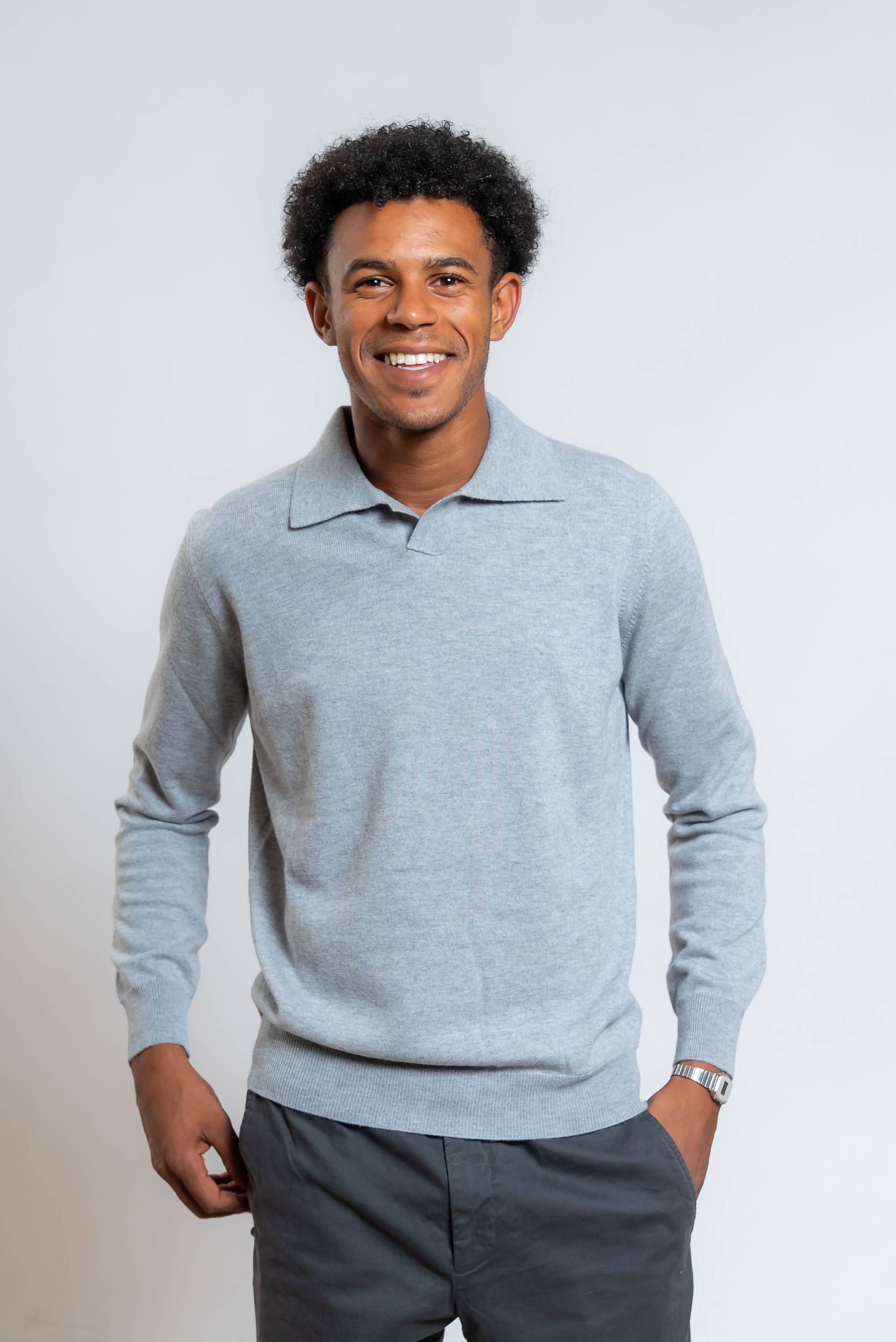 Polo kangra a maniche lunghe in lana grigia con colletto capri - vista frontale