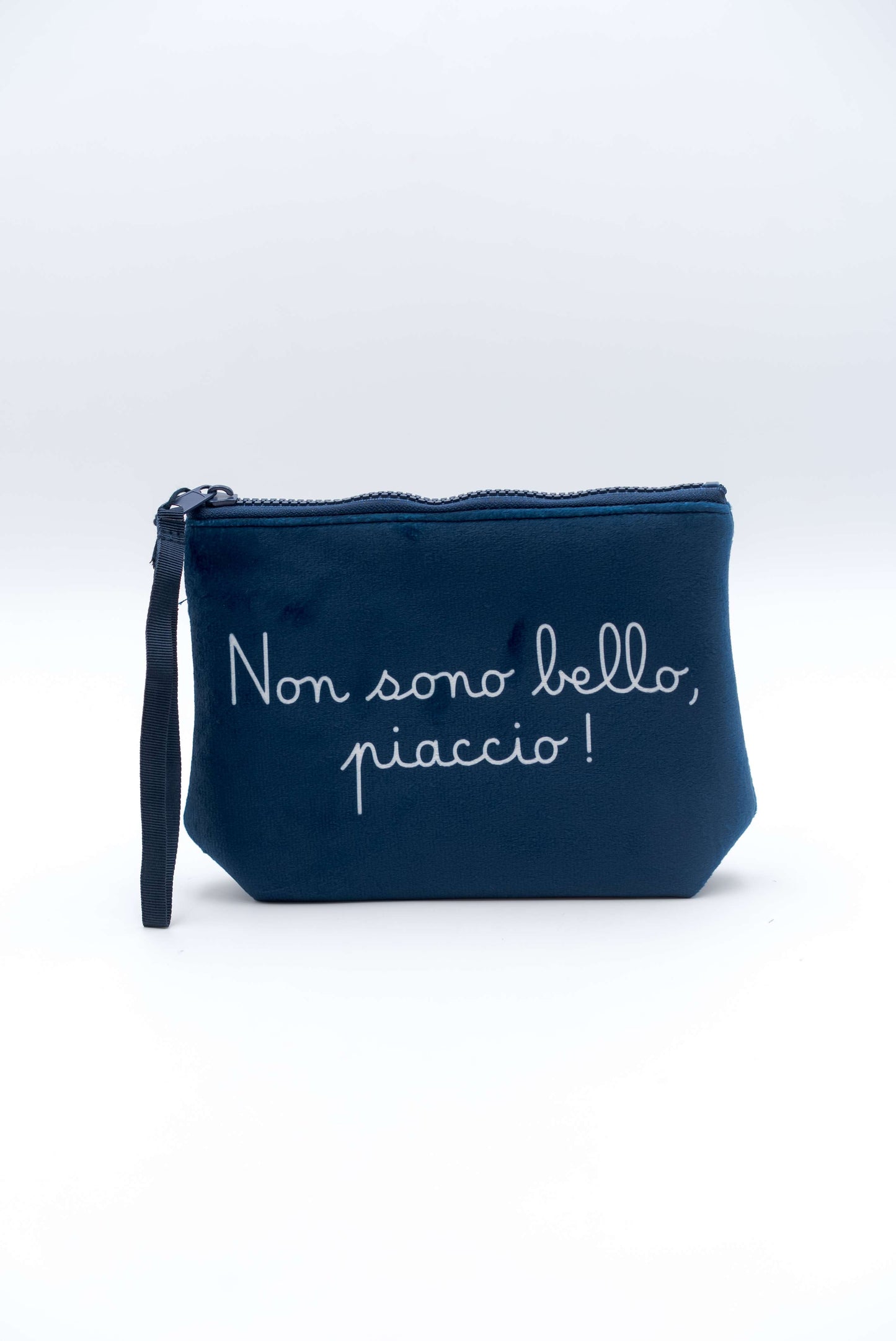 pochette aline w vacanze bello in velluto blu con scritta "Non sono bello, piaccio" di mc2 saint barth - visuale frontale